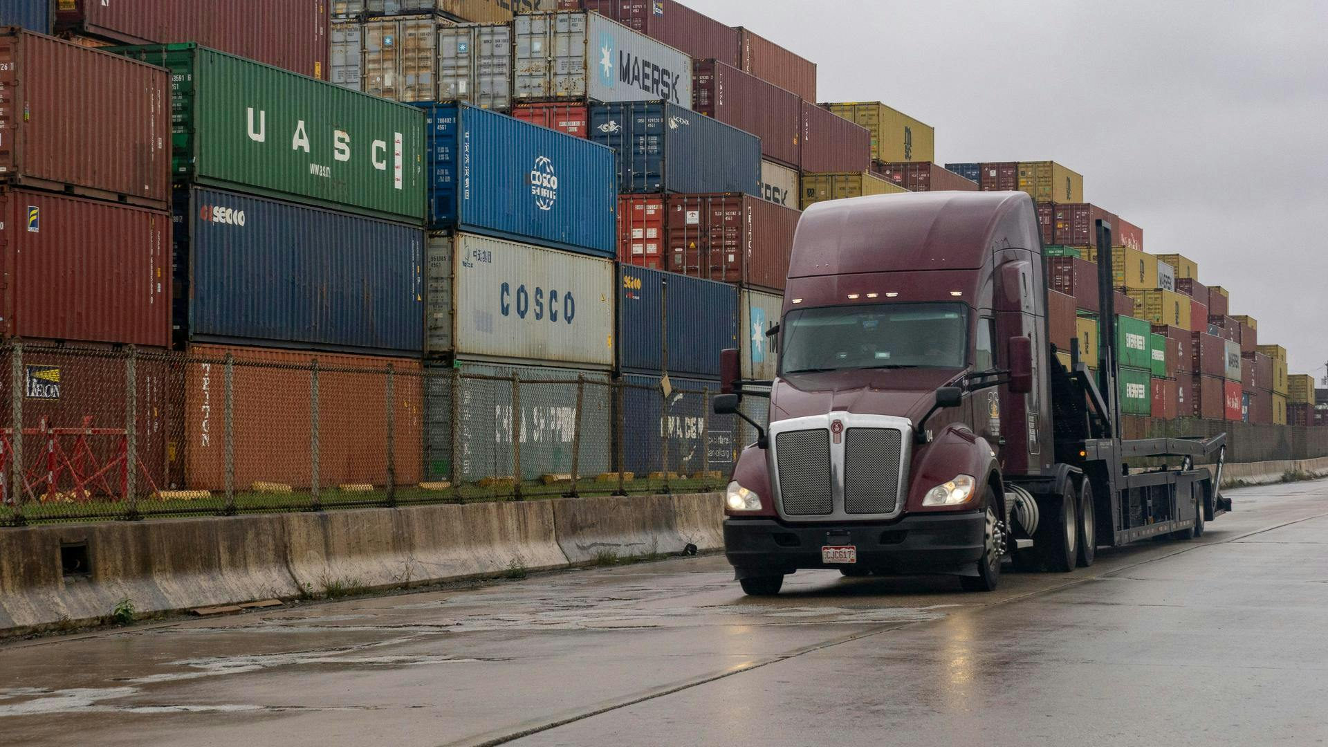 Thâm hụt thương mại của Mỹ tăng vọt – mức tăng mạnh nhất kể từ năm 1992 làm suy giảm tăng trưởng