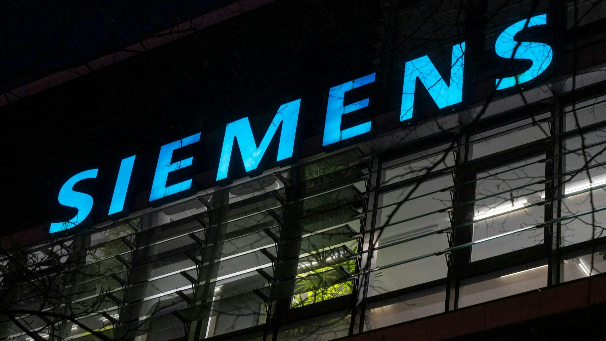 Siemens sahá po koruně: Zakolísá dominance SAP v DAX?
