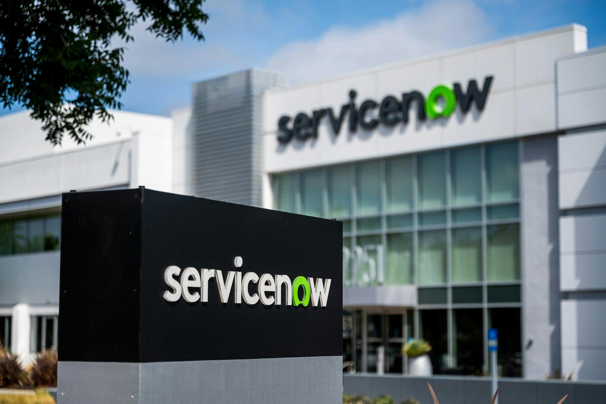 ServiceNow začína s AI ofenzívou – silné čísla, slabá akcia