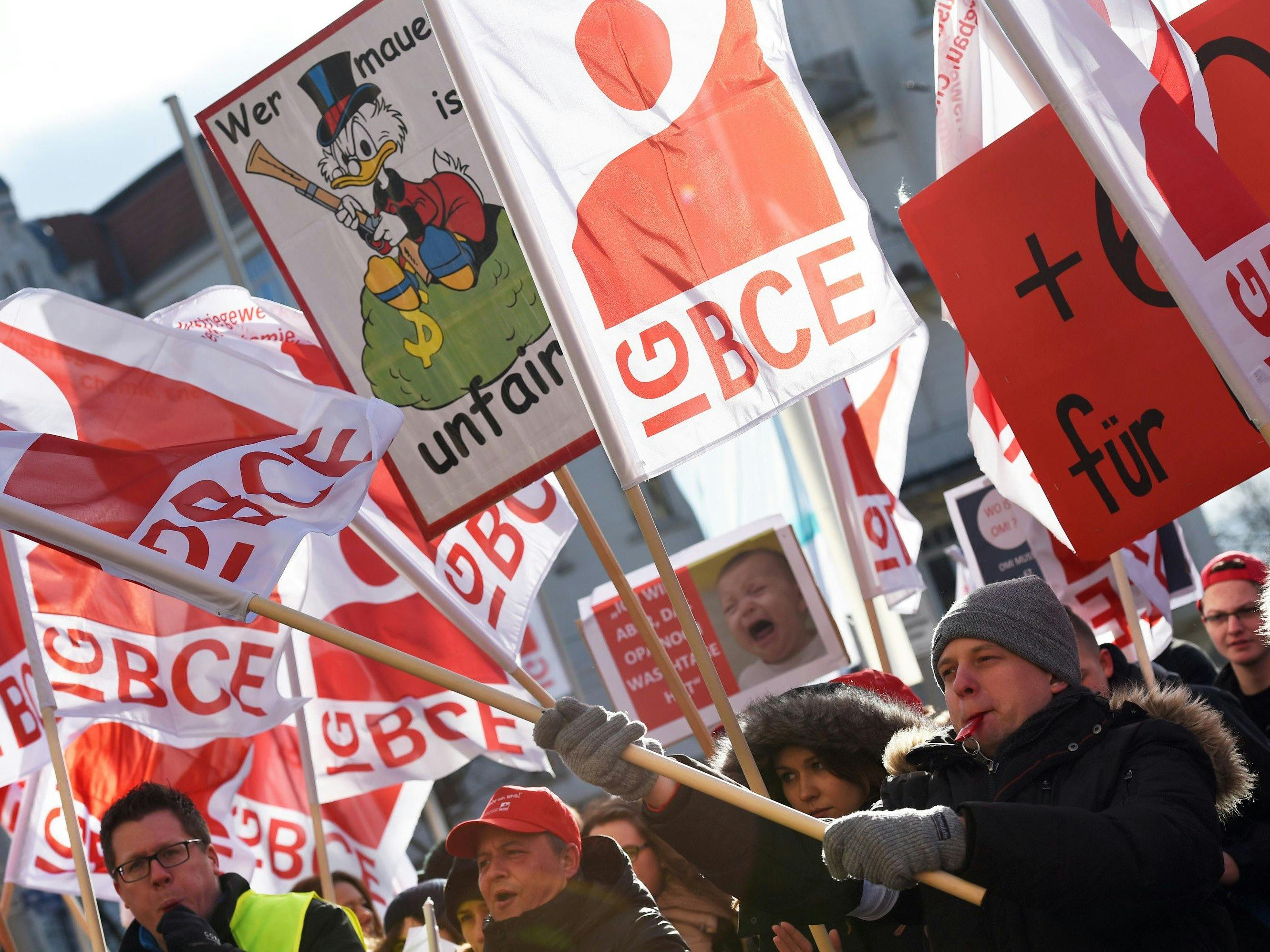 Kolo vyjednávání o chemických tarifech začíná v historicky slabé fázi.