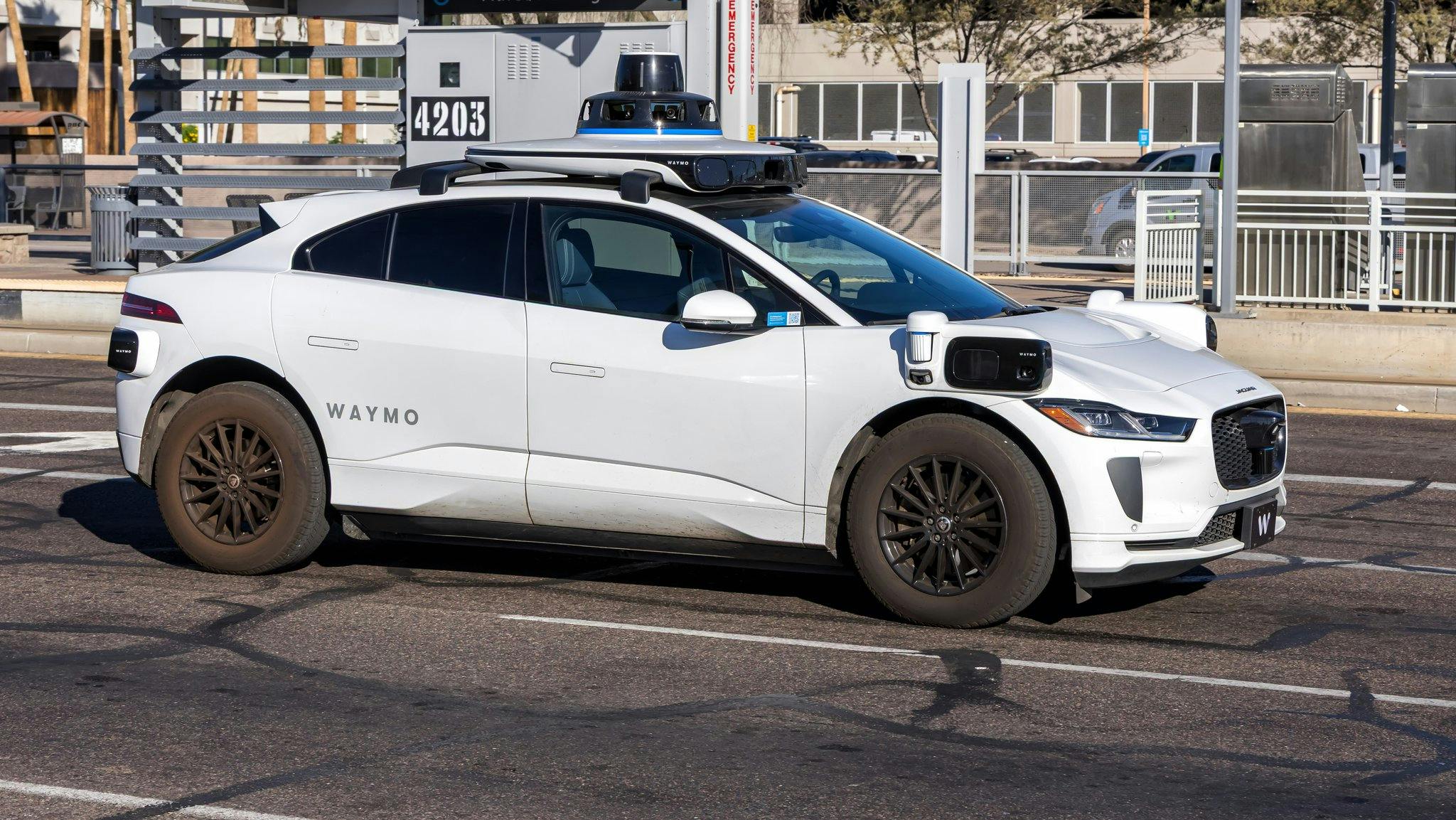 Waymo bittet DoorDash-Kuriere um Hilfe: Wenn Robotaxis an banalen Alltagsproblemen scheitern