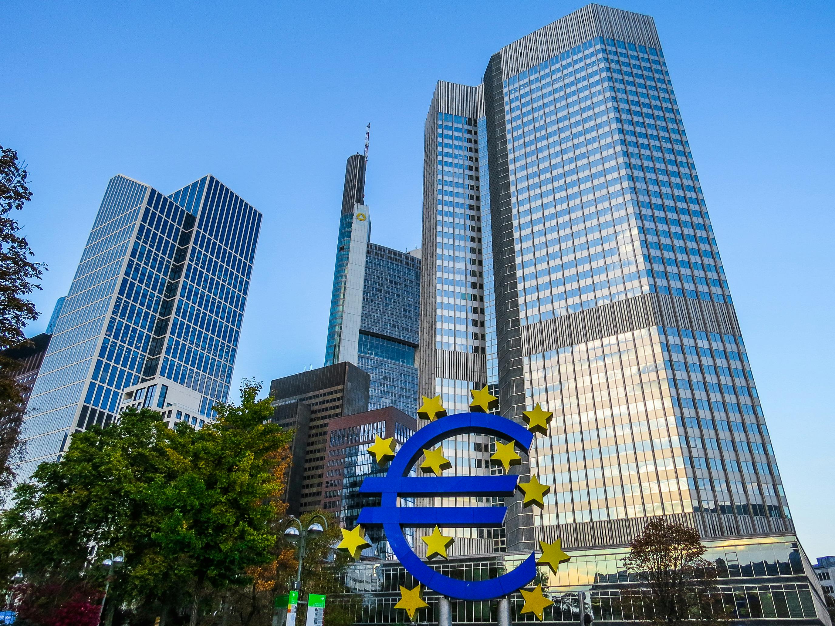 Eurozonenarbeitslosigkeit auf Rekordtief – EZB rechnet mit weiterem Rückgang bis 2026