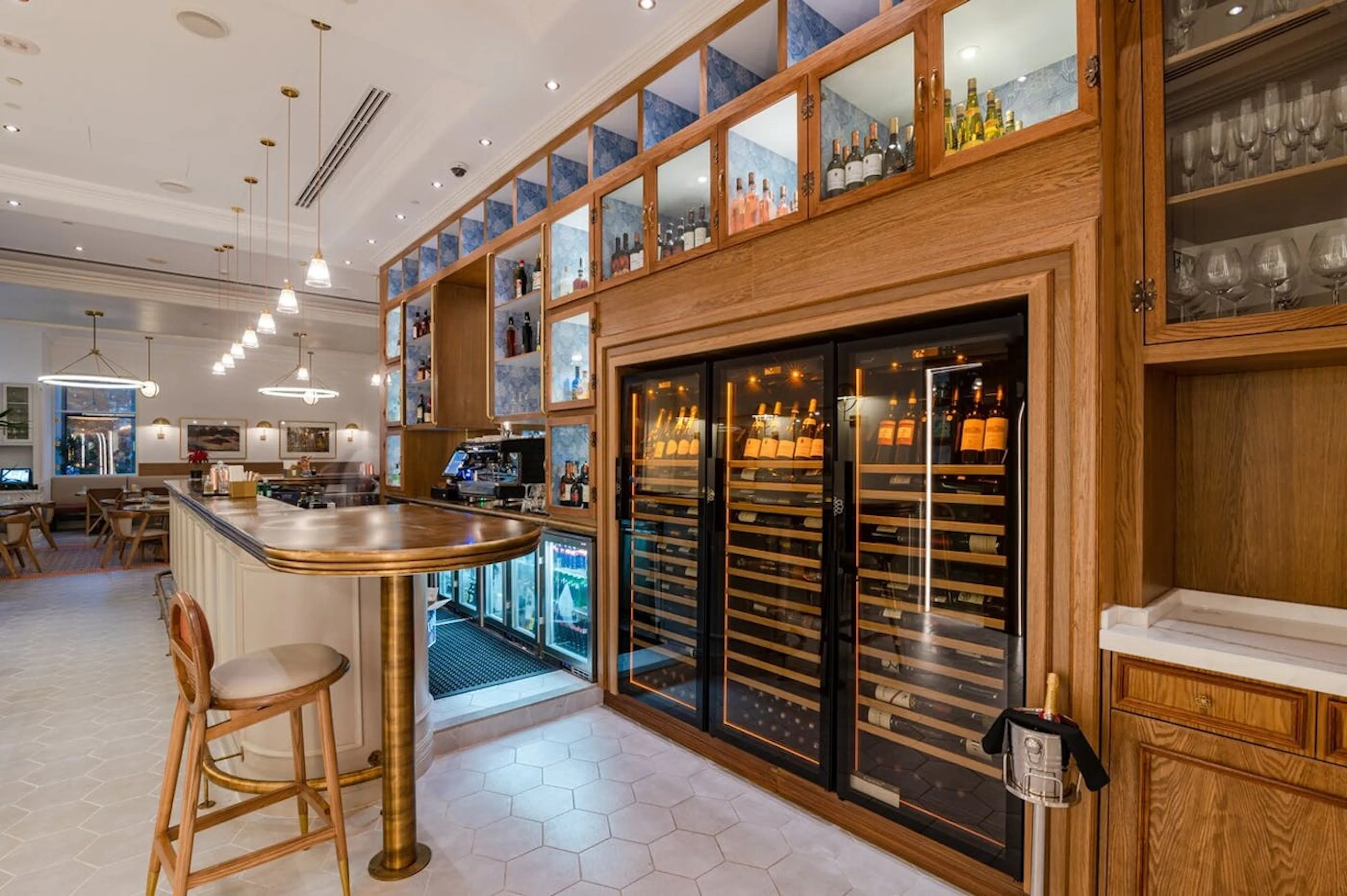 Une rangée de caves à vin EuroCave à portes vitrées derrière le bar d'un restaurant, illustrant les caves multi-températures dédiées au service professionnel de 2010.