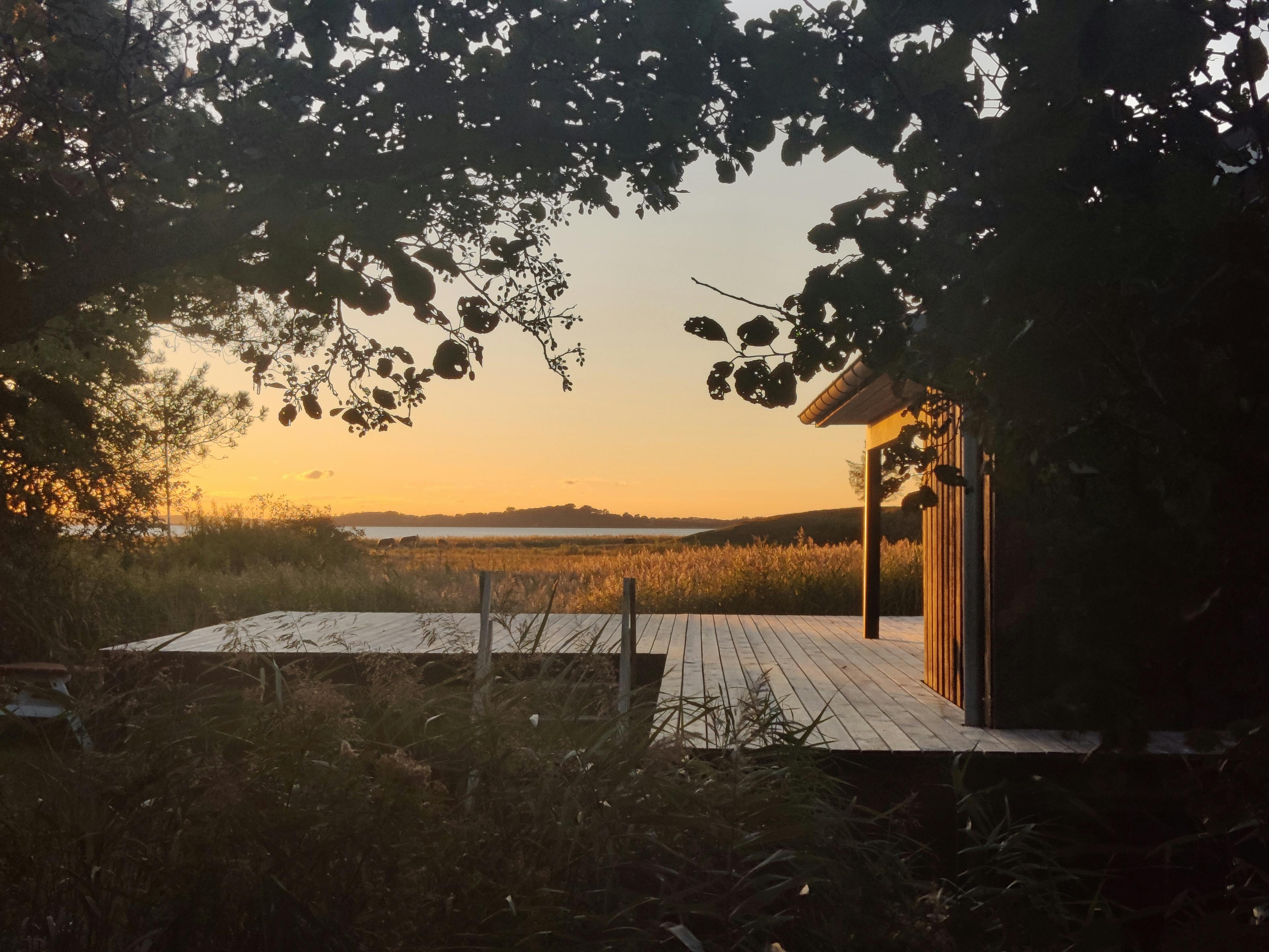 Sonnenuntergang am Ferienhaus mit Blick aufs Meer 
