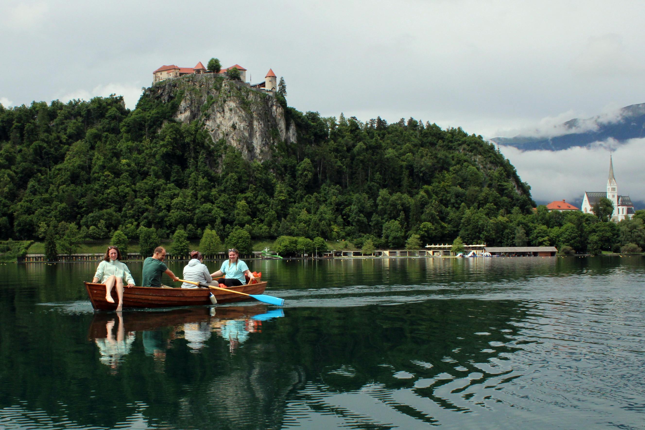 Gruppe auf einem Bot auf dem See in Bled