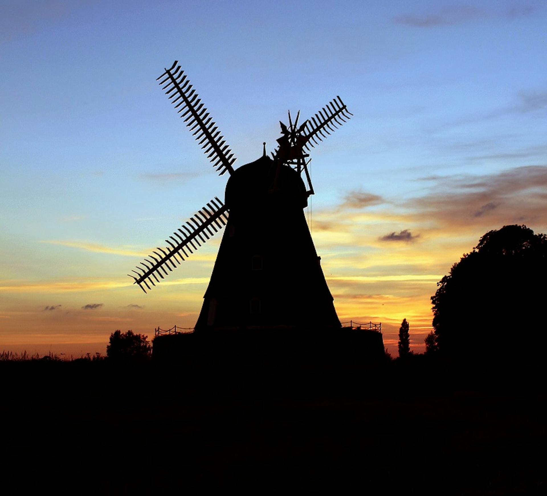 Windmühle im Sonnenuntergang