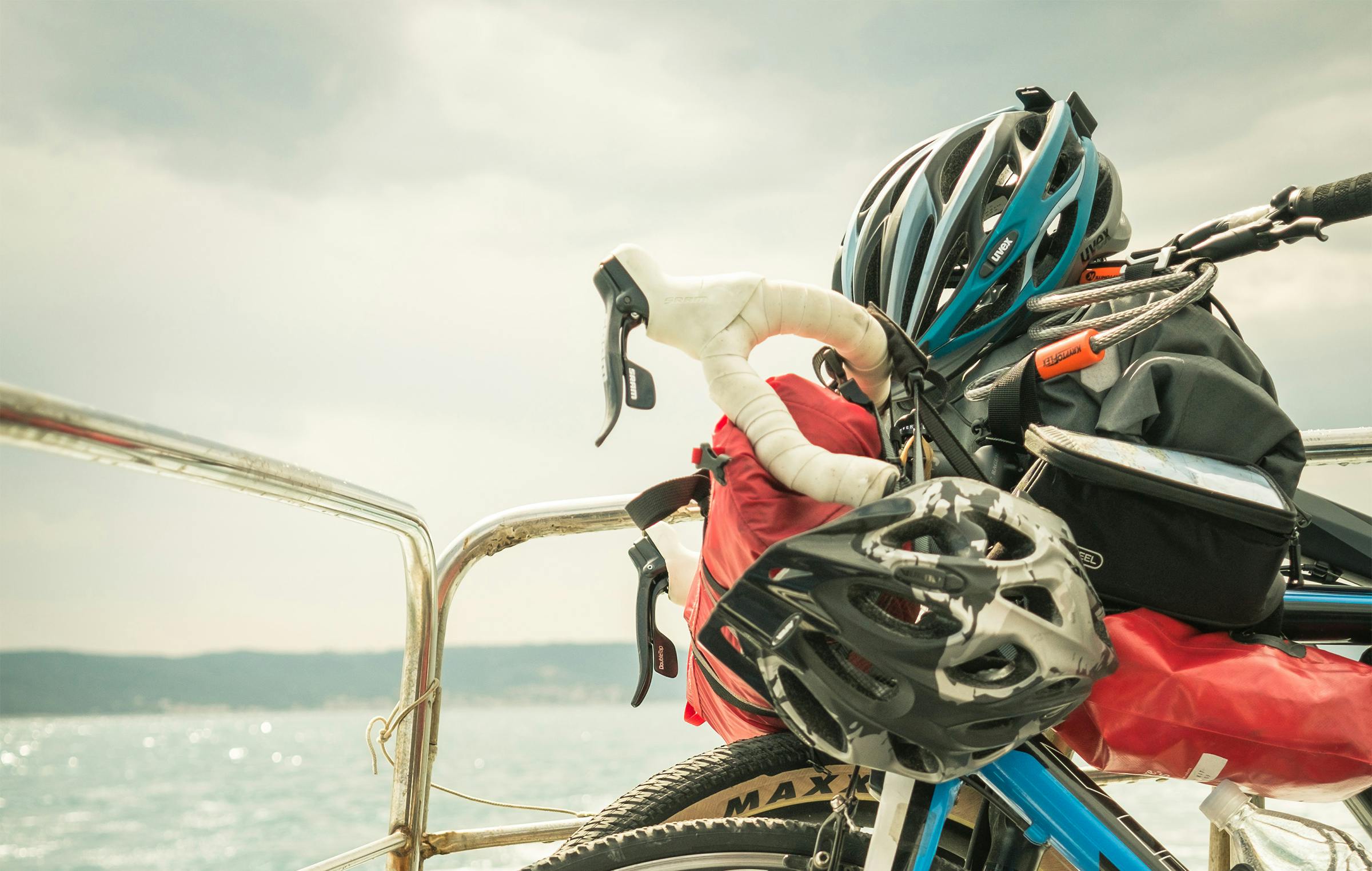 Radfahrer gemeinsam unterwegs mit dem Schiff auf der Donau