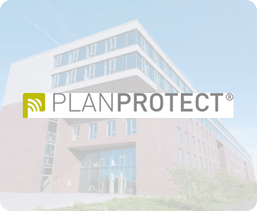 PLANPROTECT-Logo auf halbtransparentem Hintergrund mit Darstellung der PLANPROTECT-Hauptverwaltung