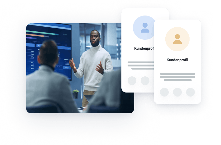 Foto eines Ingenieurs, der einem anderen in einer Präsentation etwas demonstriert, daneben sind zwei Kundenprofile zu sehen