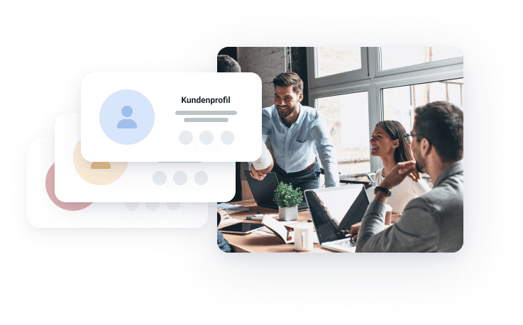 Drei übereinander gestapelte Kundenprofile mit dem Foto eines Teams, auf dem sich die Mitglieder im Büro die Hände schütteln und lachen