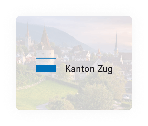 Logo des Kantons Zug auf halbtransparentem Hintergrund, der die Landschaft von Zug zeigt