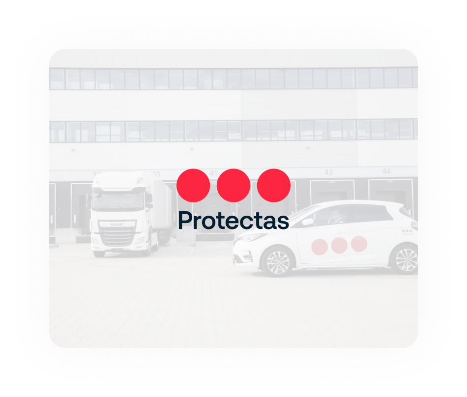 Protectas-Logo auf halbtransparentem Hintergrund, das ein Auto zeigt