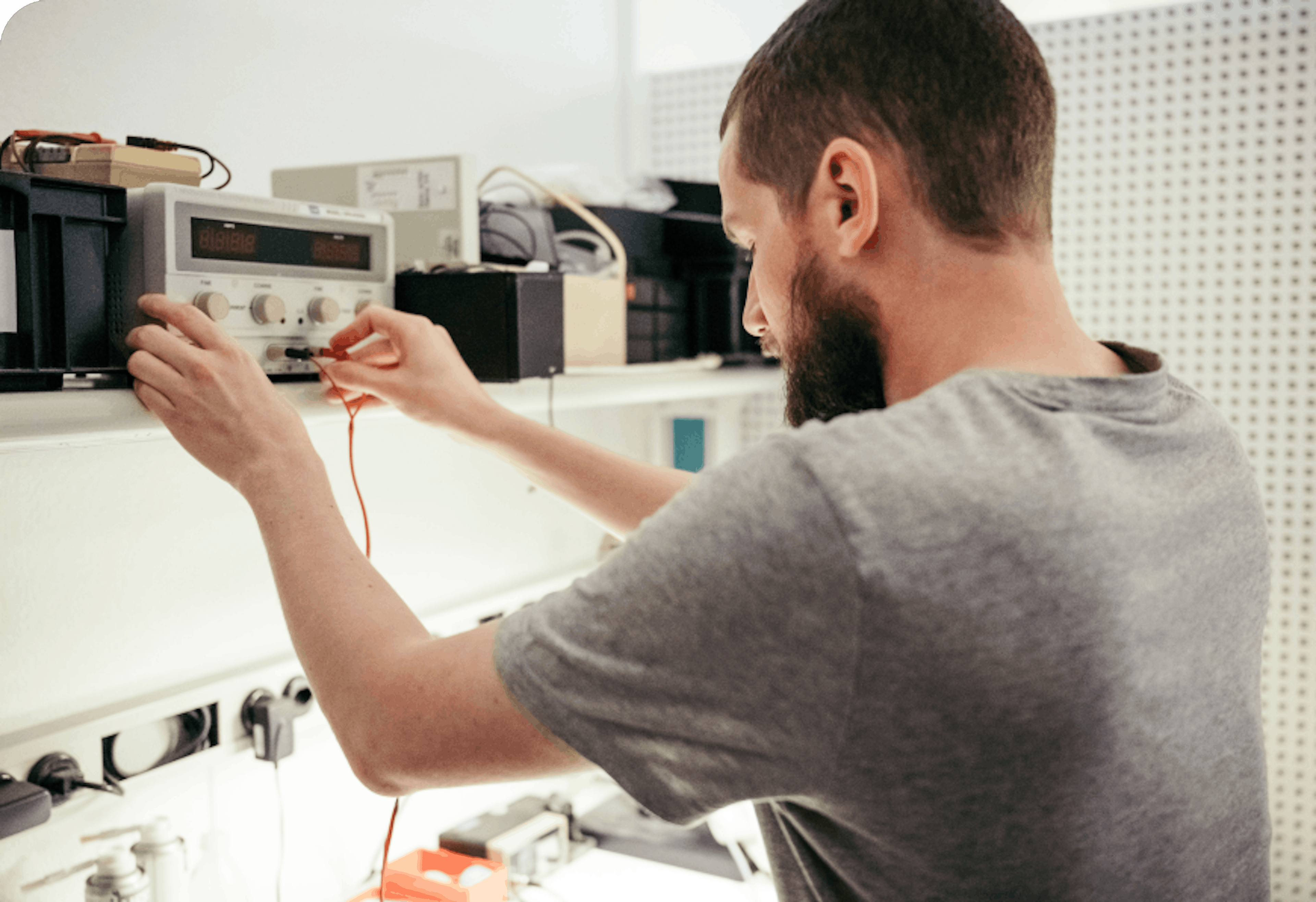 Thomas Gloor working in the evalink device Atelier