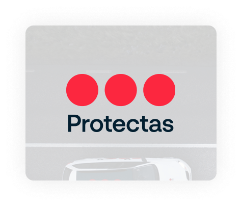 Protectas-Logo auf halbtransparentem Hintergrund, das ein Auto zeigt