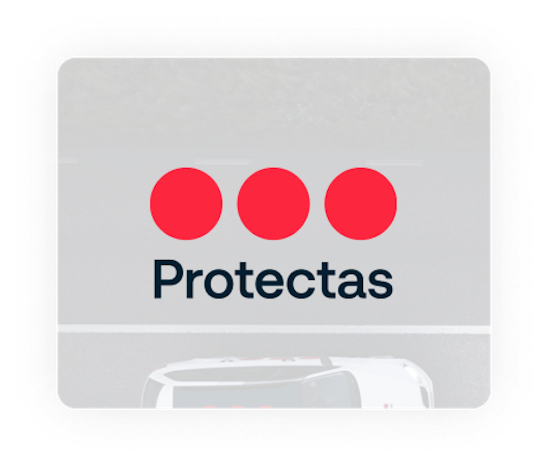 Protectas-Logo auf halbtransparentem Hintergrund, das ein Auto zeigt