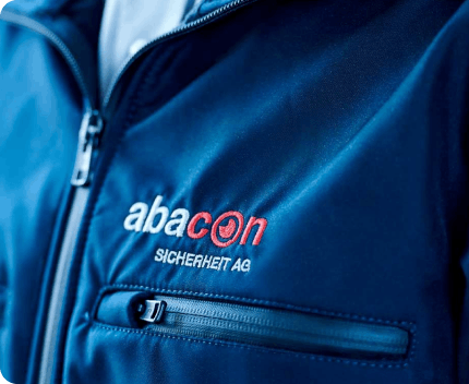 Nahaufnahme des Logos auf einer abacon Sicherheit AG Jacke 