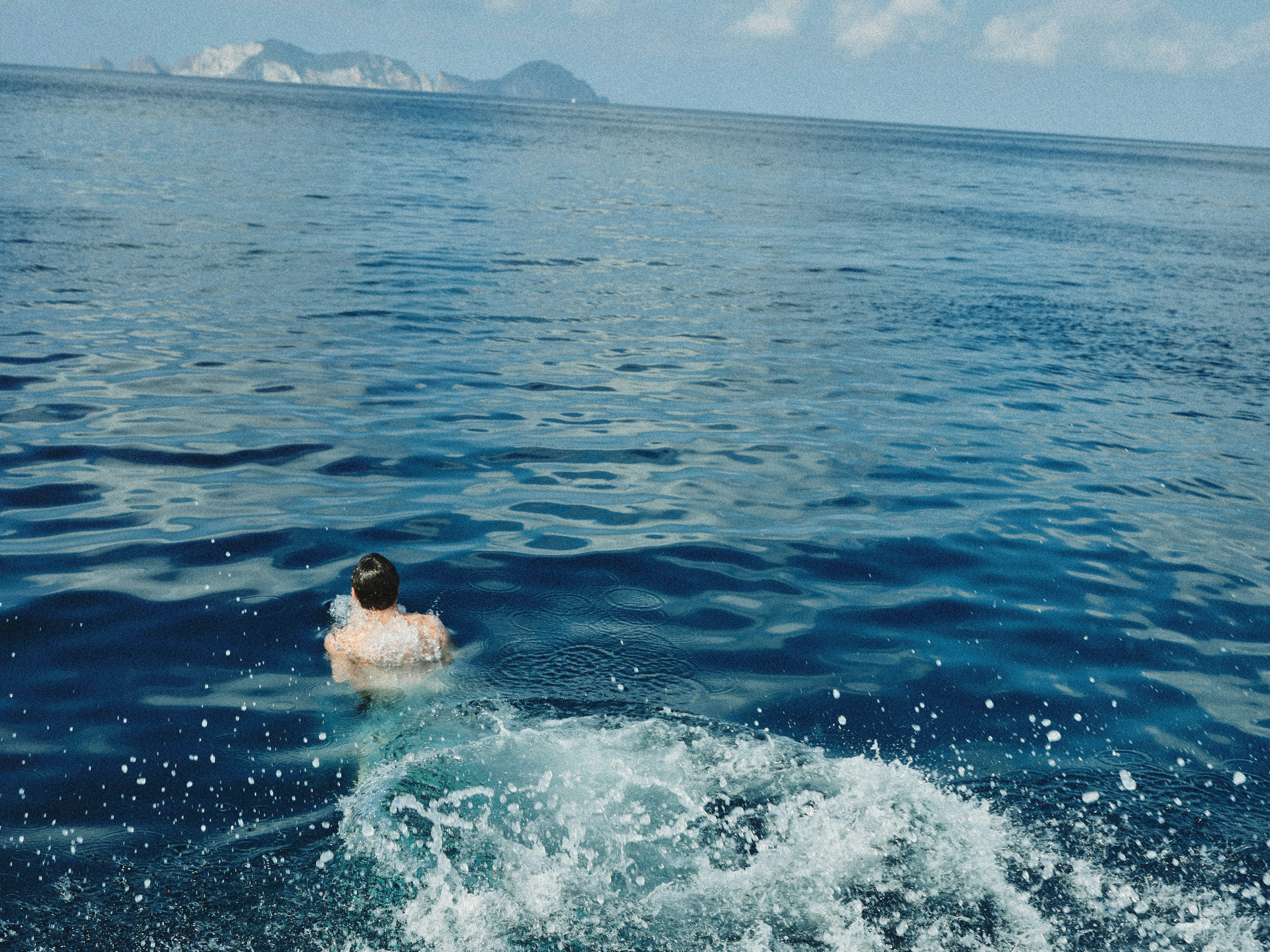 Nadador en el mar