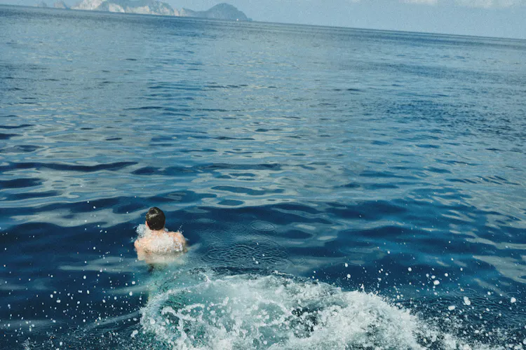 Nadador en el mar