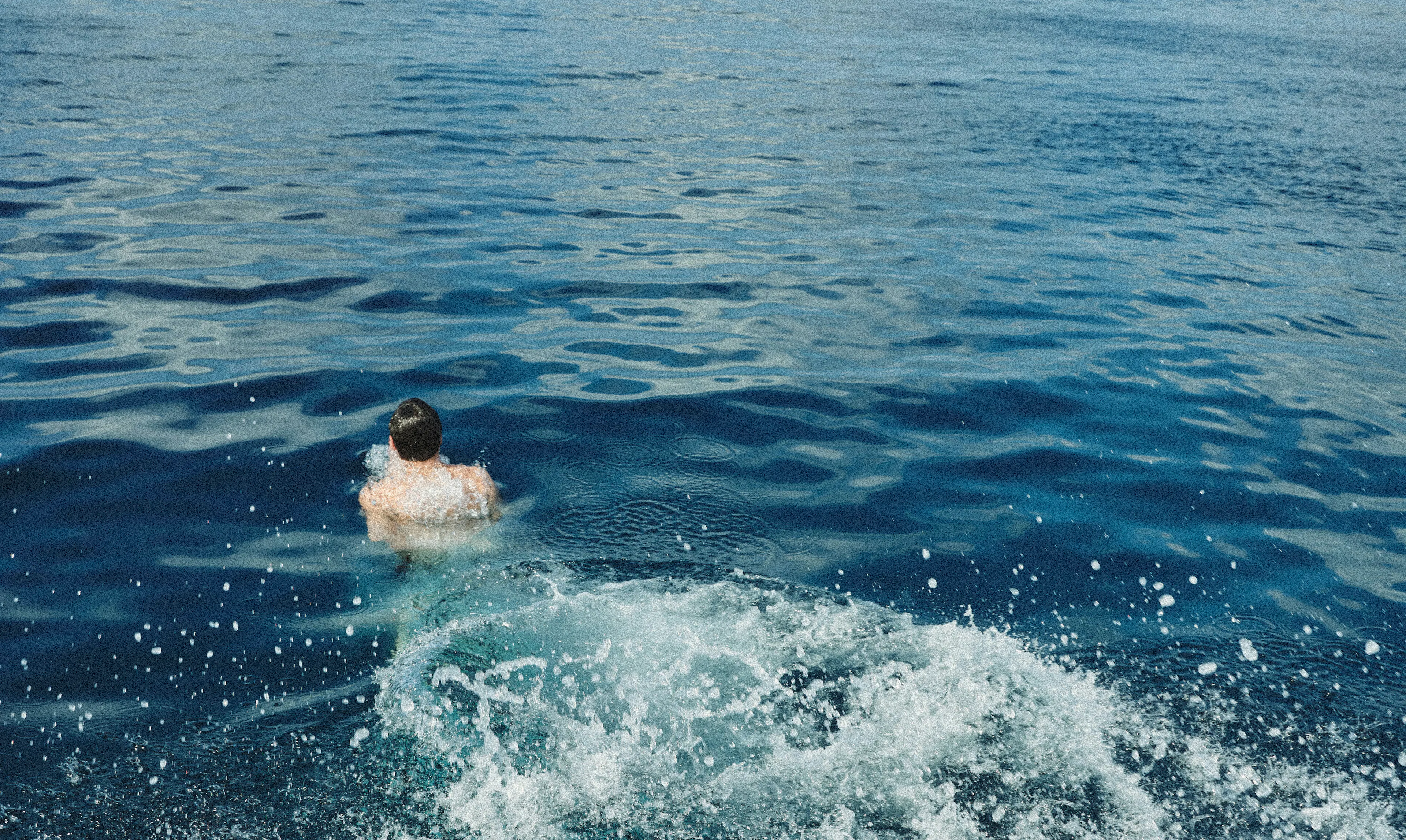 Nadador en el mar