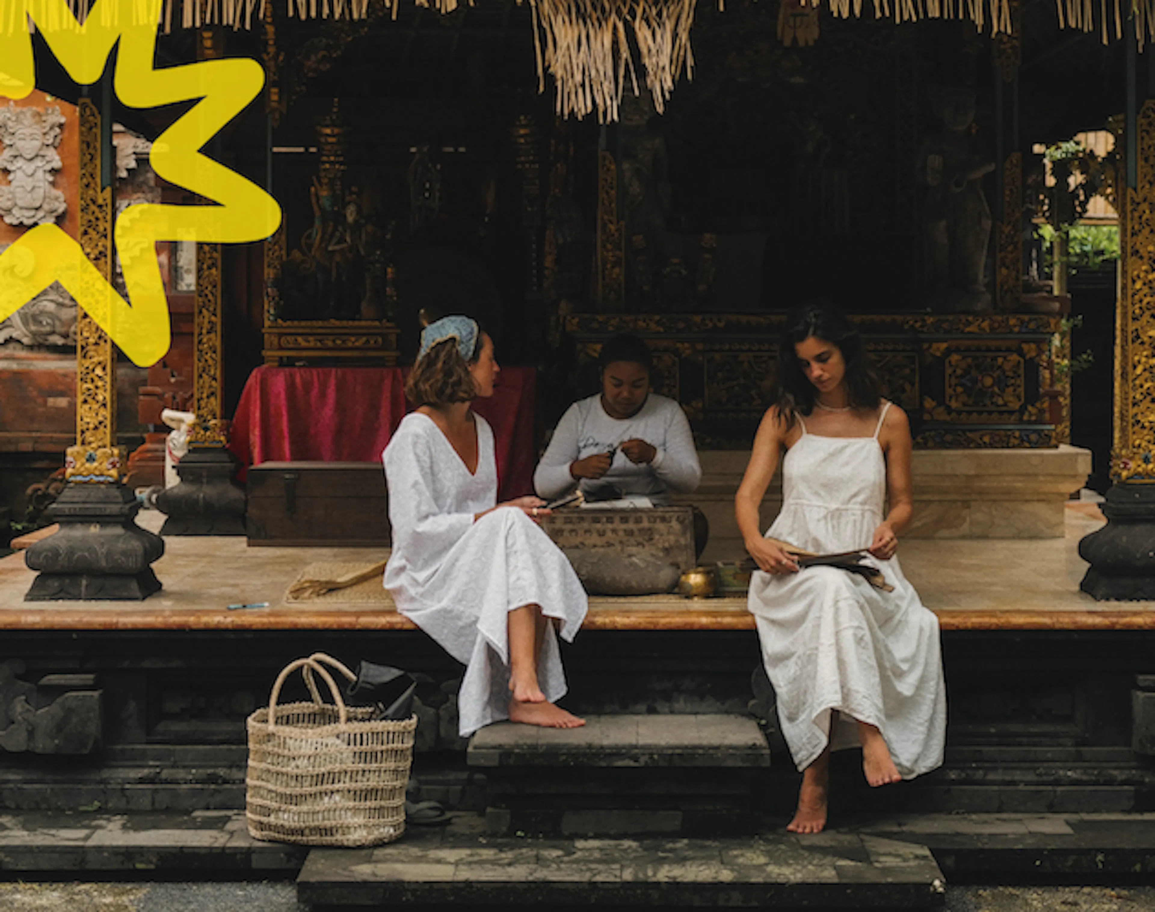 Tres mujeres sentadas, vestidas de blanco, en Indonesia