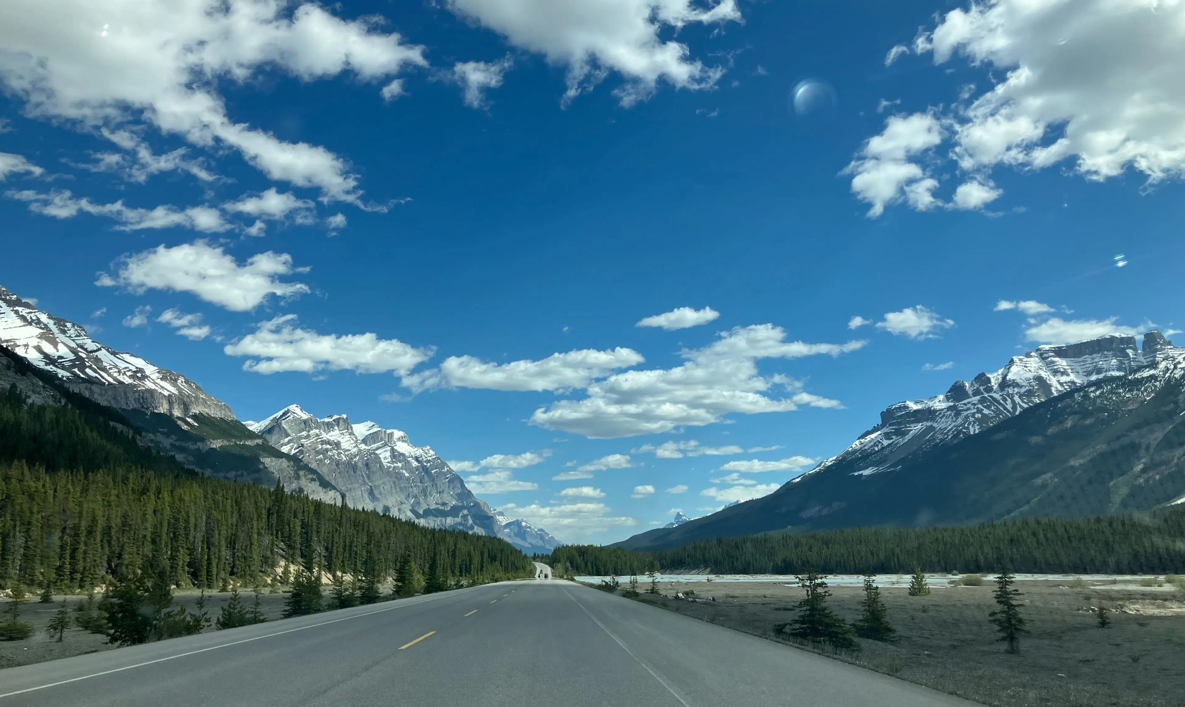 Blick auf eine Autobahn in Kanada