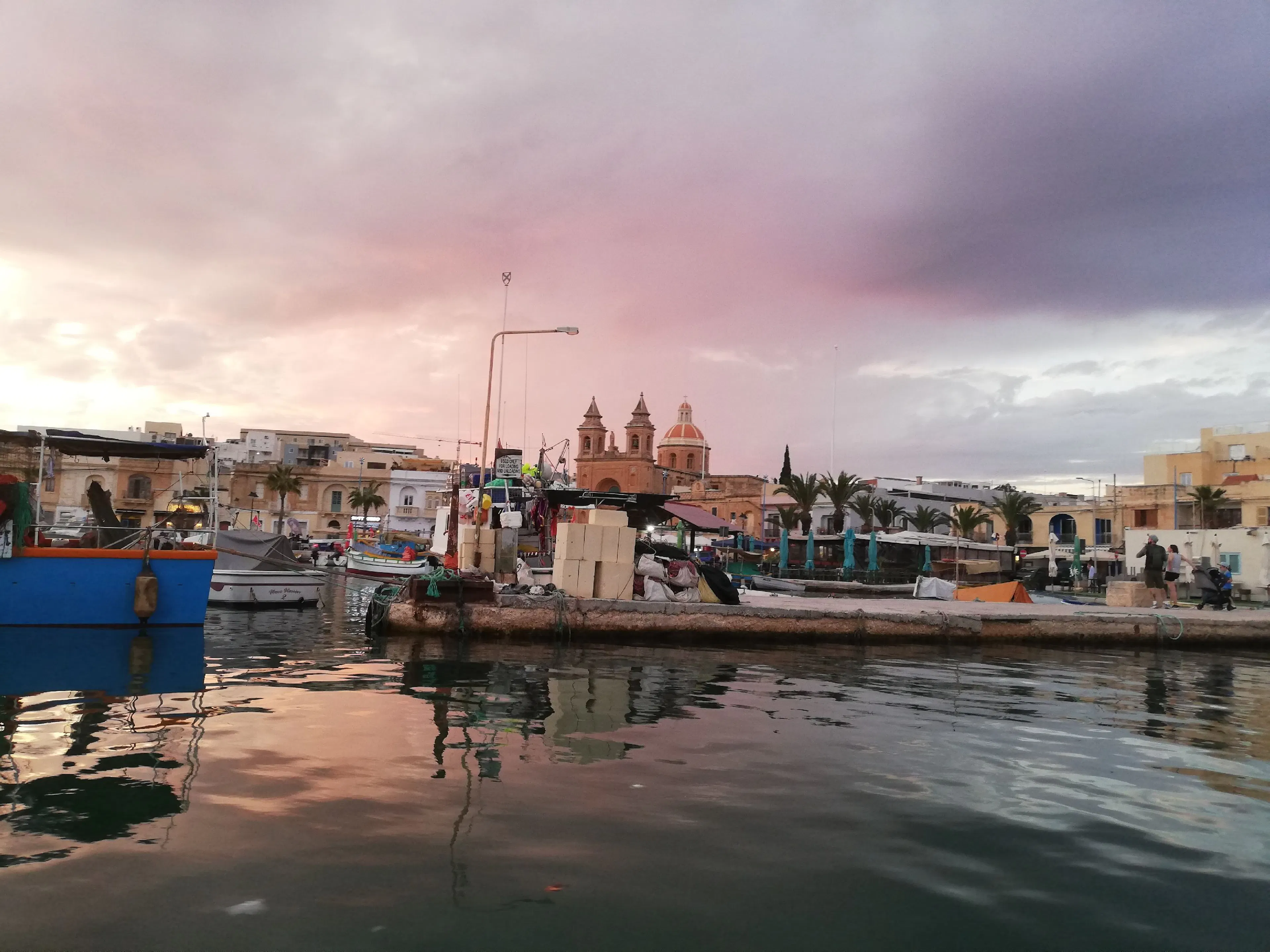 Coucher de soleil sur Malte, avec des bateaux au premier plan