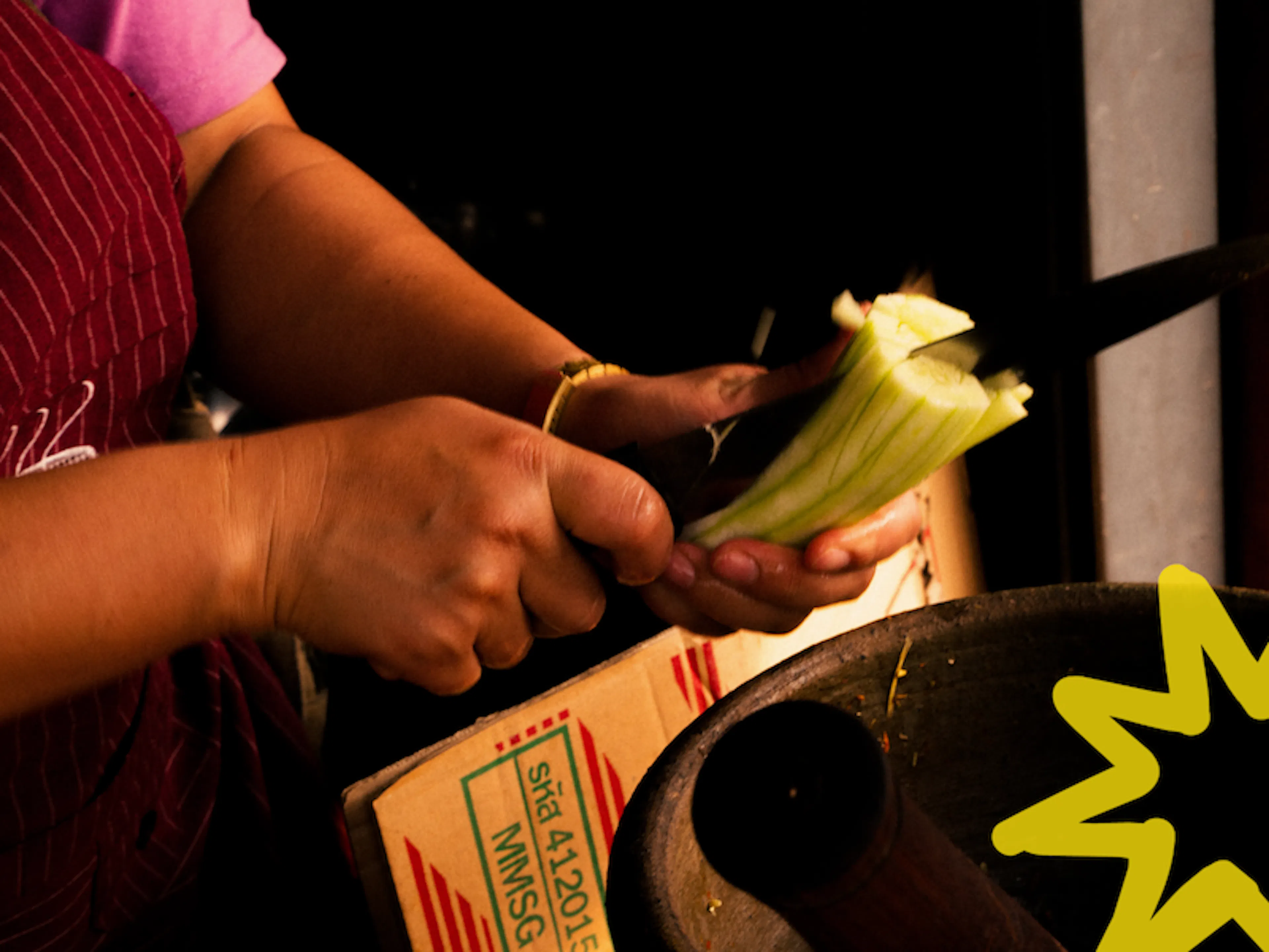 Una mujer cortando verduras para preparar una comida fresca en Tailandia