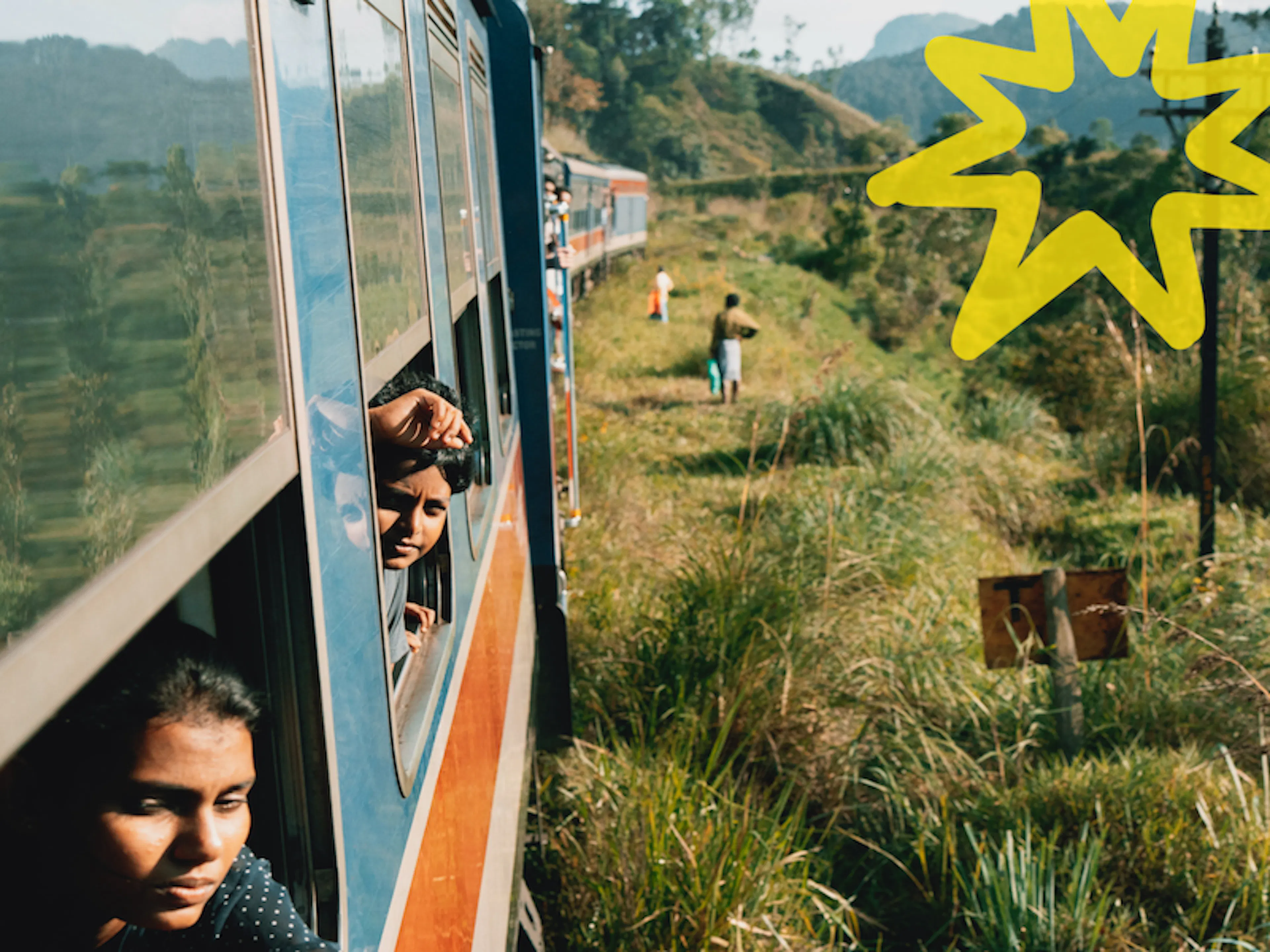 Niños mirando por la ventanilla de un tren en marcha en Sri Lanka