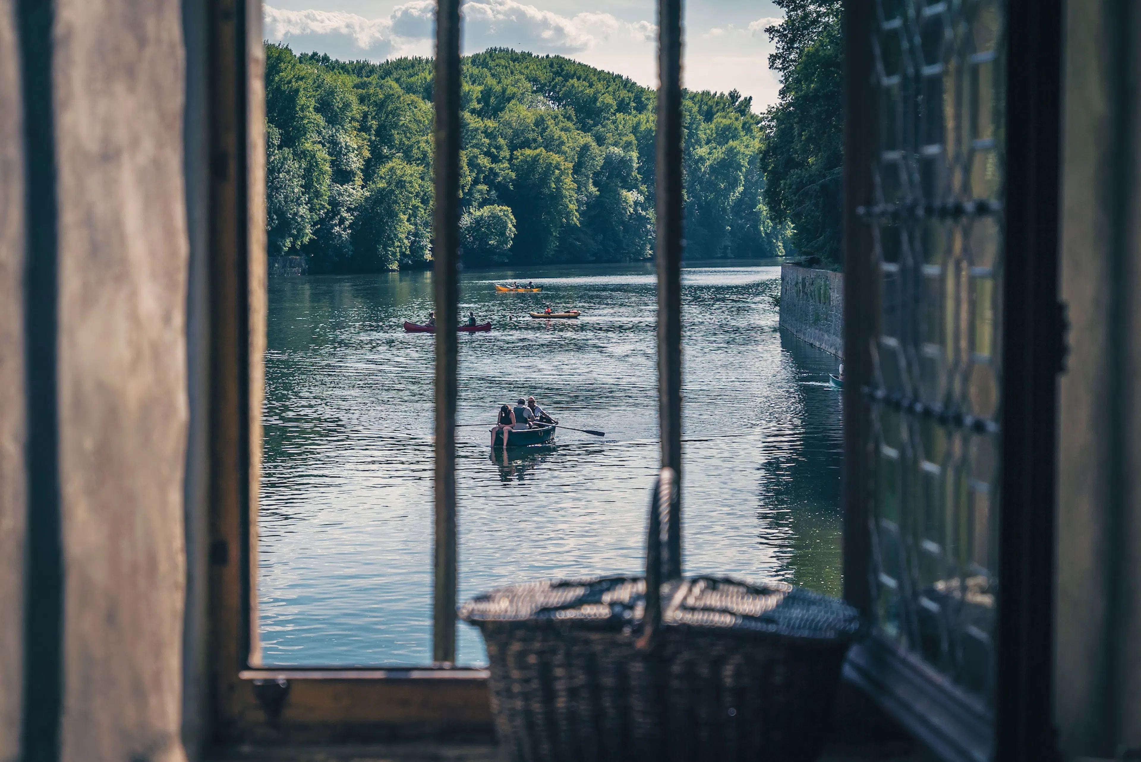 Vue de kayaks sur un fleuve depuis un des châteaux de la Loire