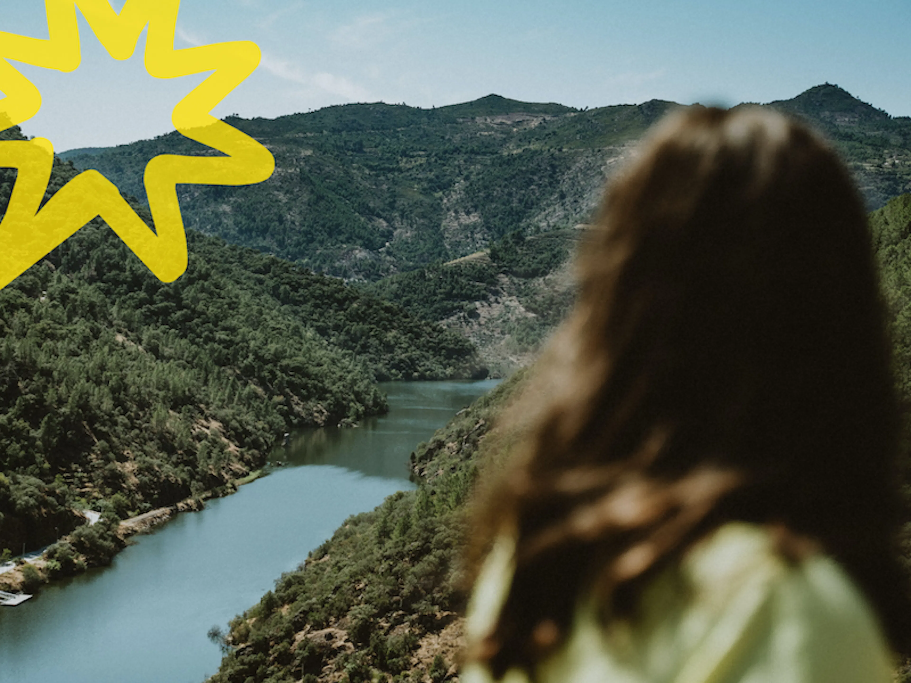 Una mujer contemplando las colinas y un río en Portugal