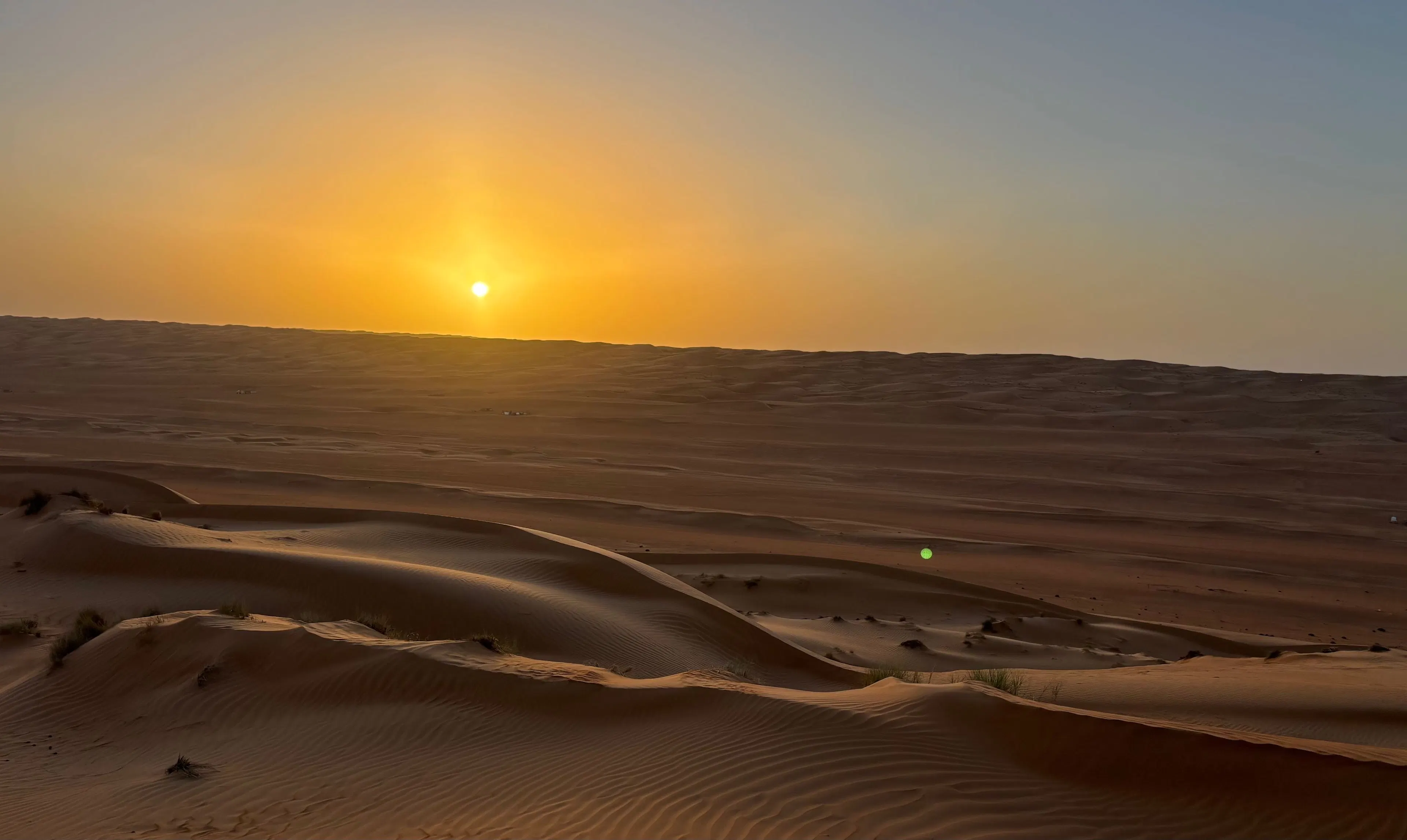 Atardecer sobre un desierto en Jordania