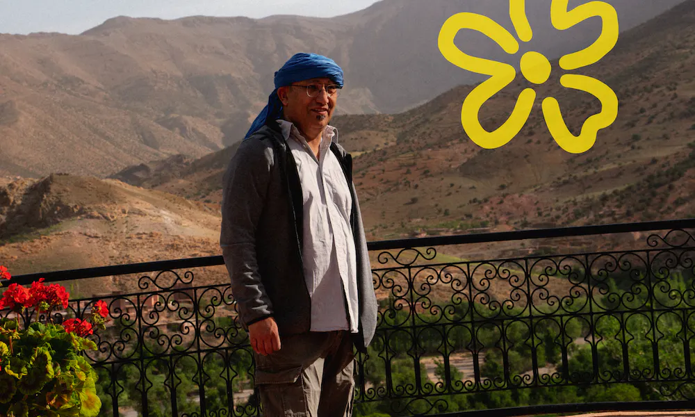 Un hombre marroquí de pie, con un valle al fondo