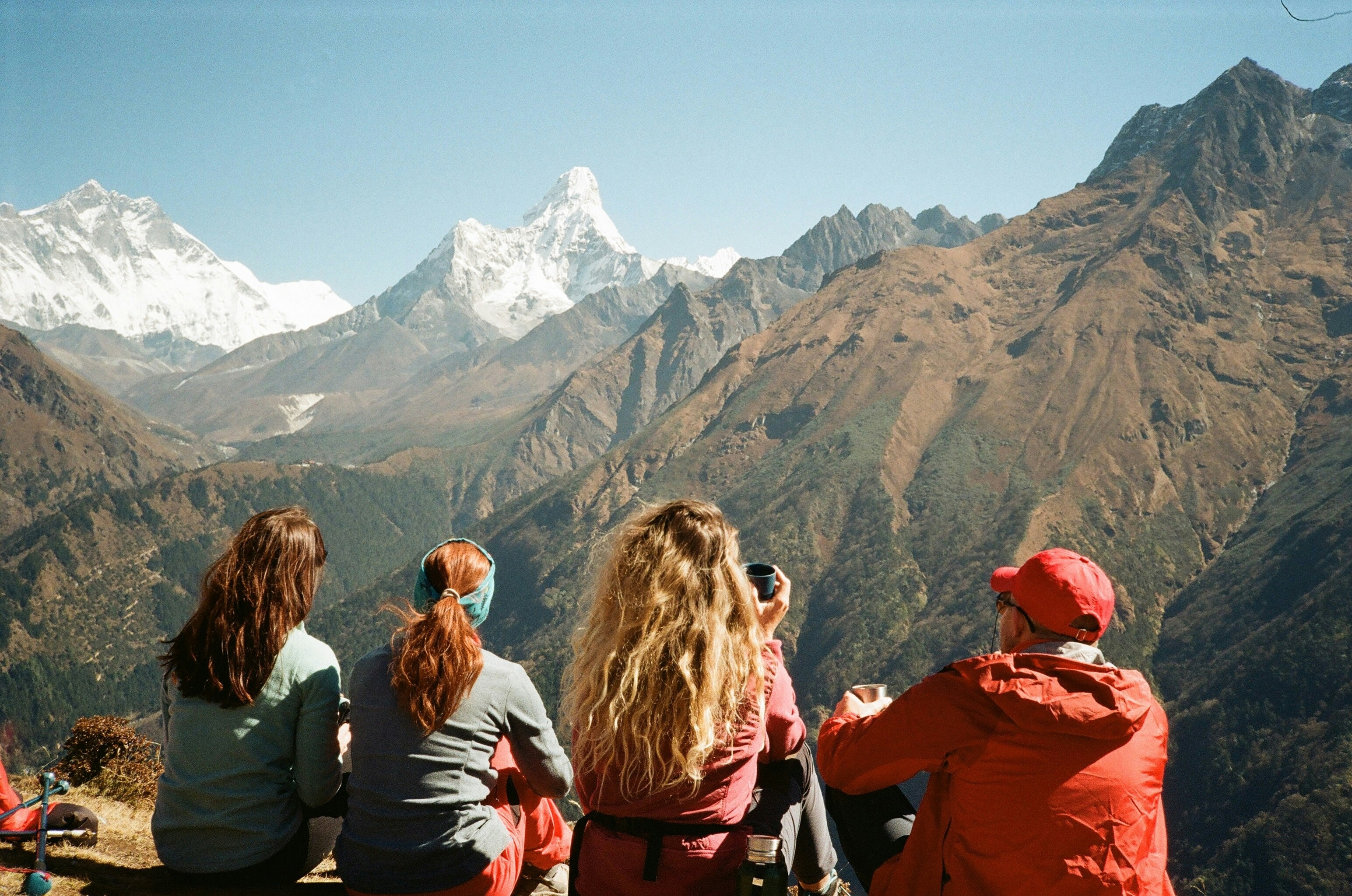 une famille qui regarde des montagnes 