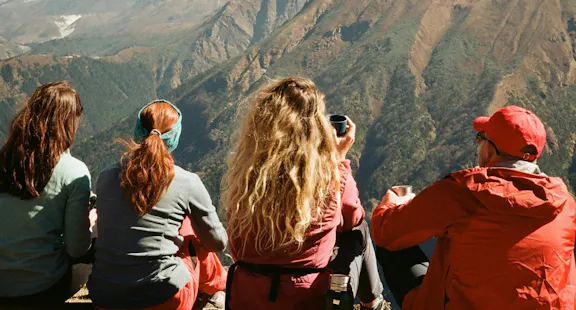 une famille qui regarde des montagnes
