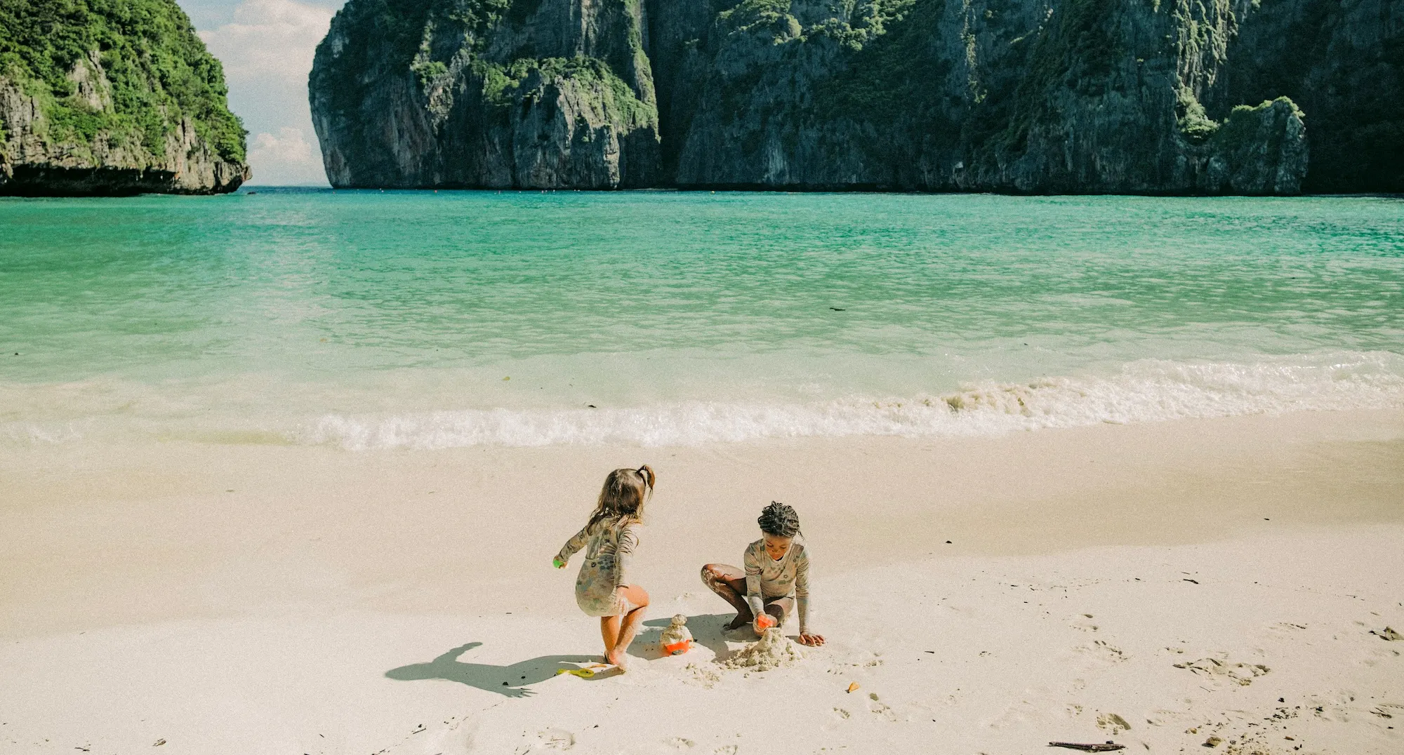Enfants jouant sur la plage au soleil