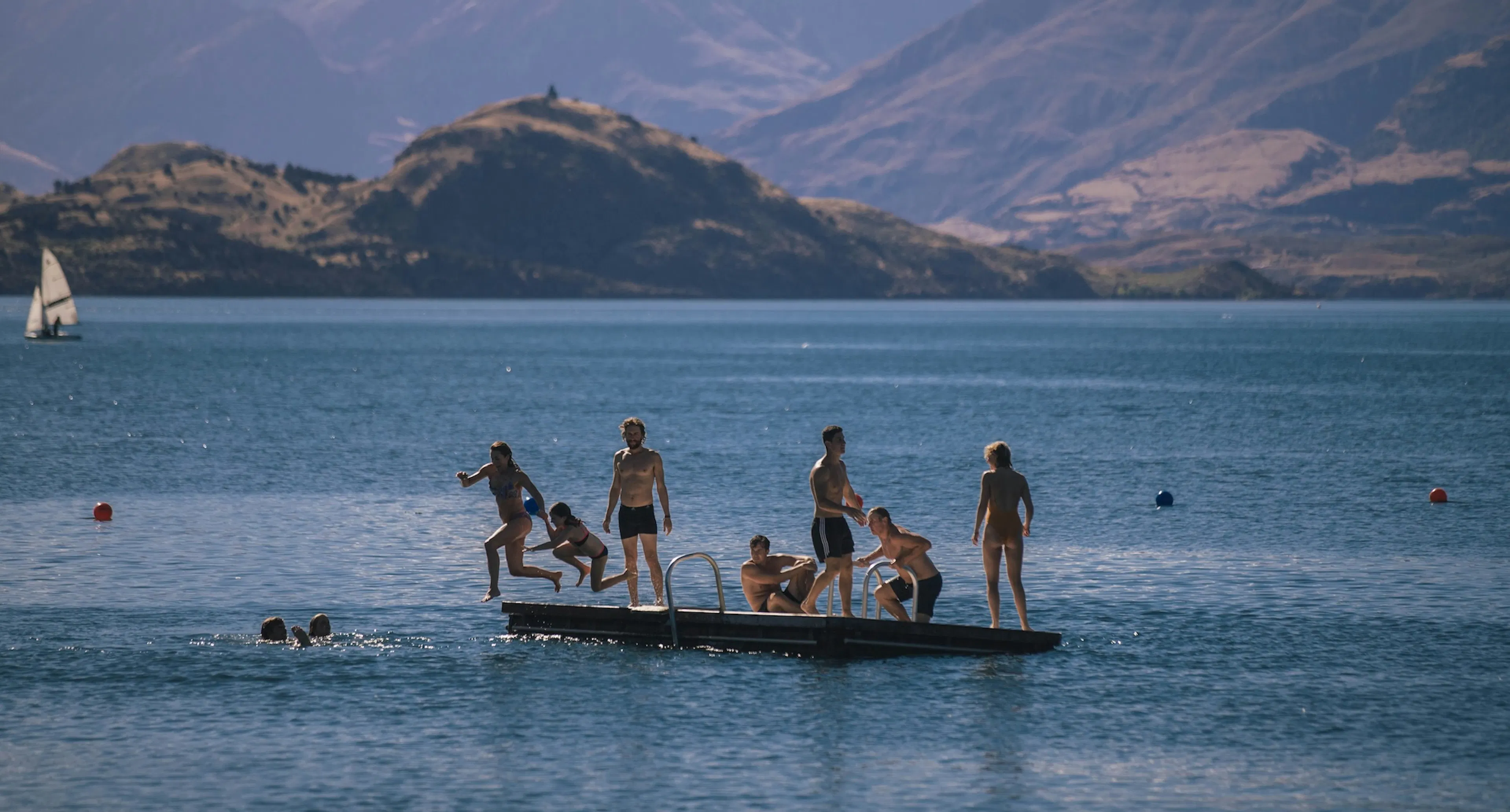 Eine Gruppe von Freunden, die sich im Wasser vergnügen