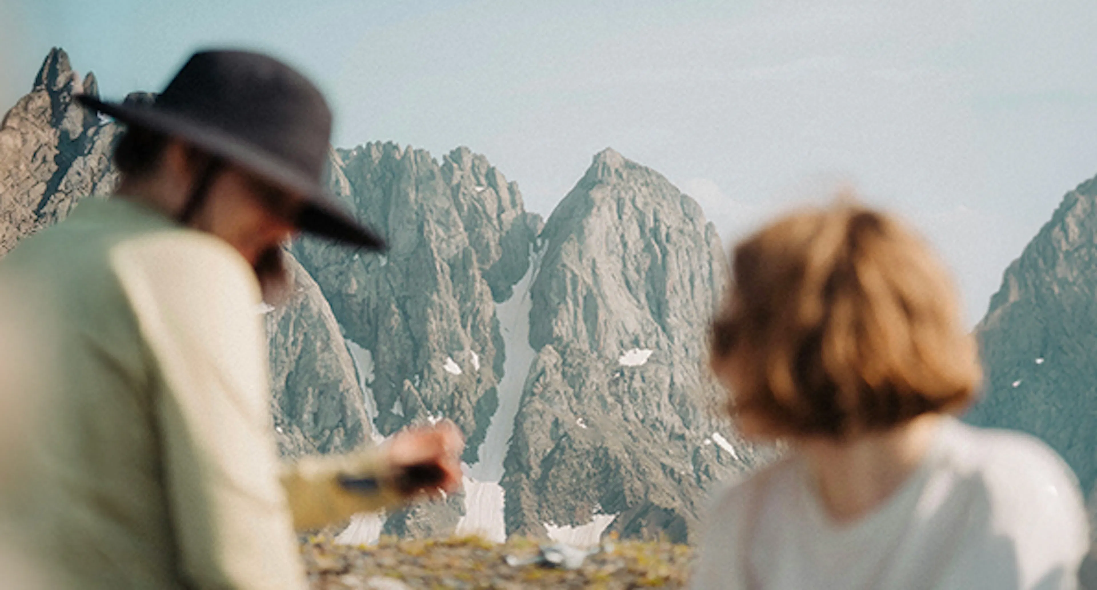 Couple en voyage face à la montagne