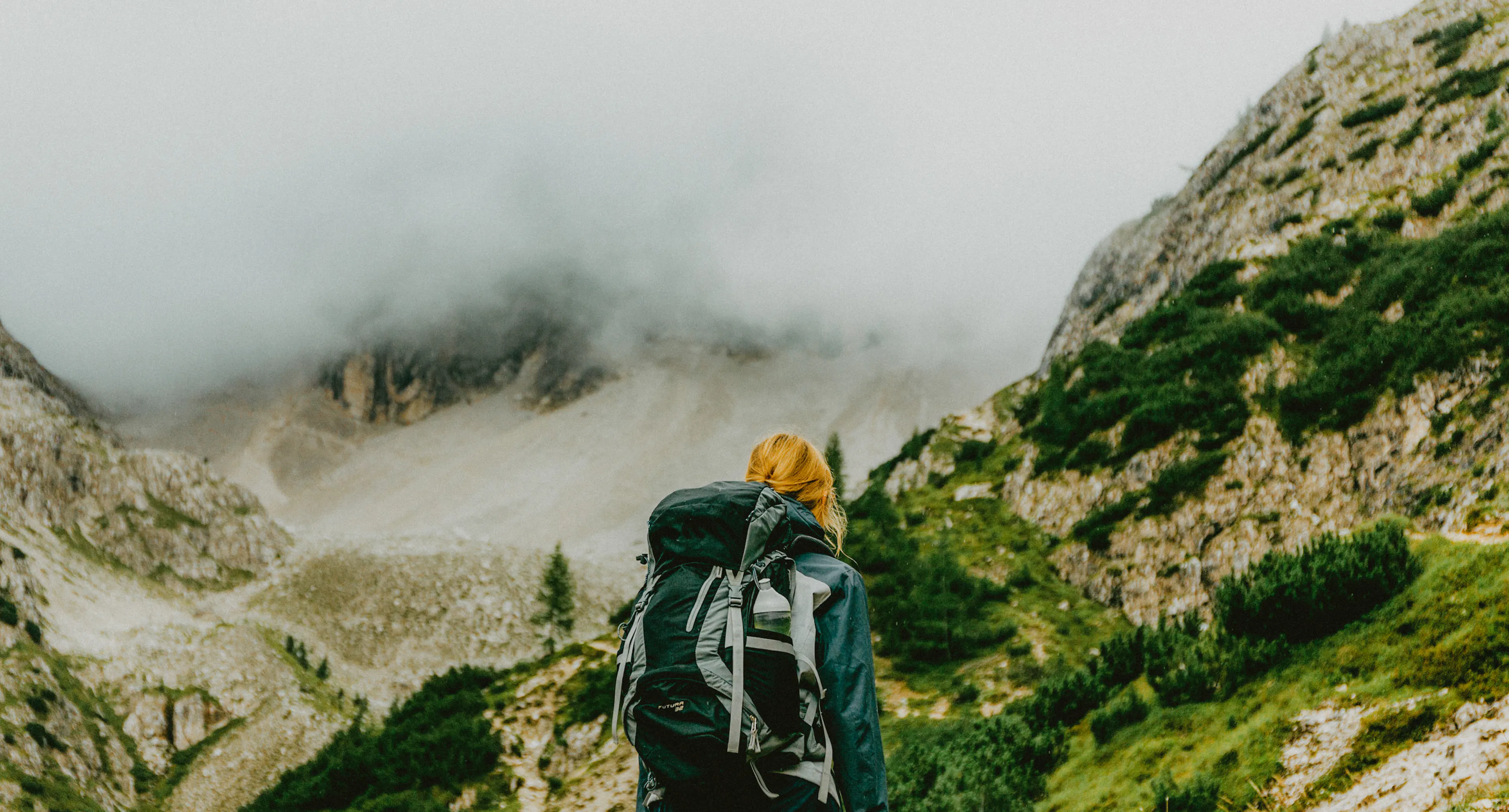Voyageuse faisant une randonnée en montagne