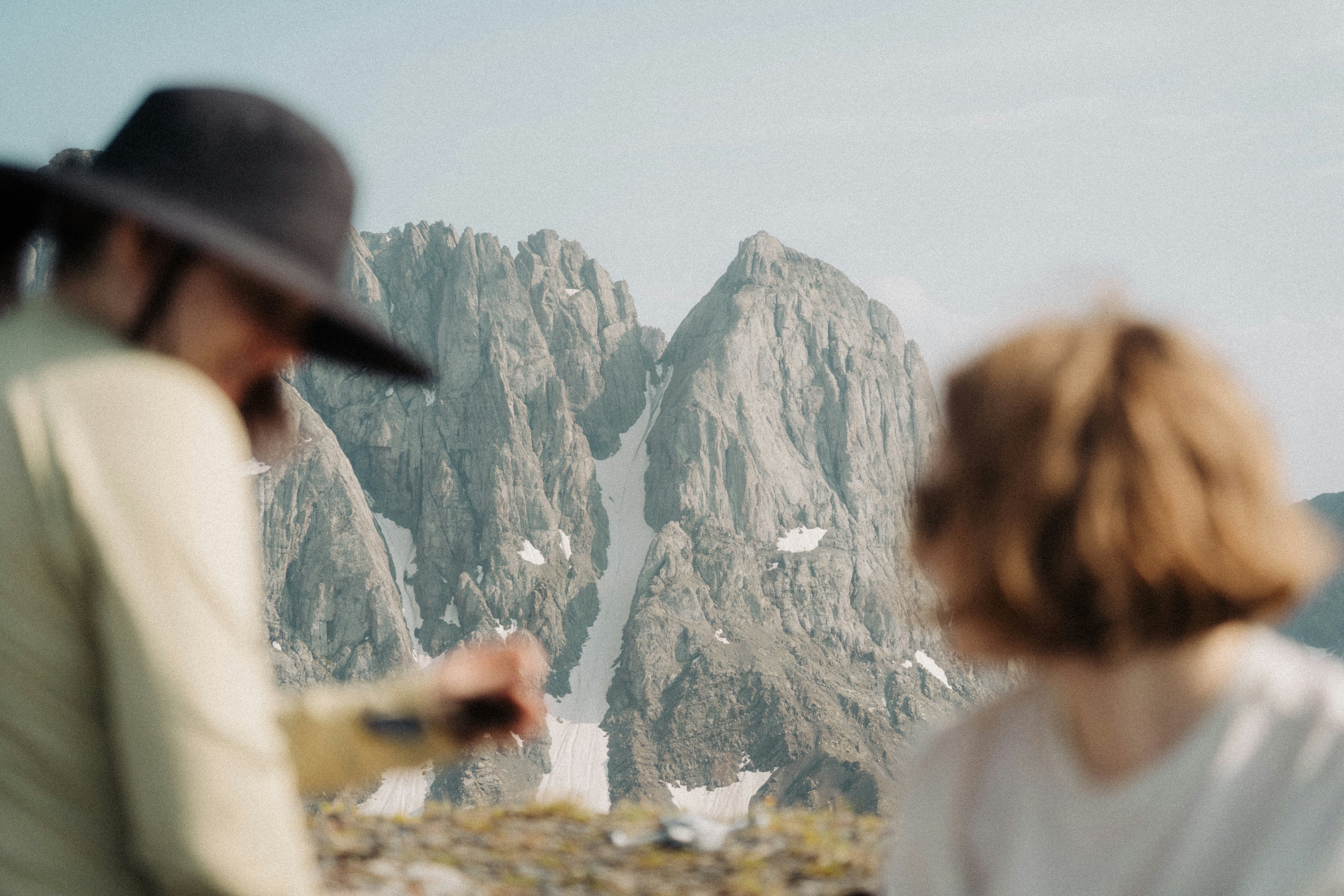 Couple en voyage face à la montagne
