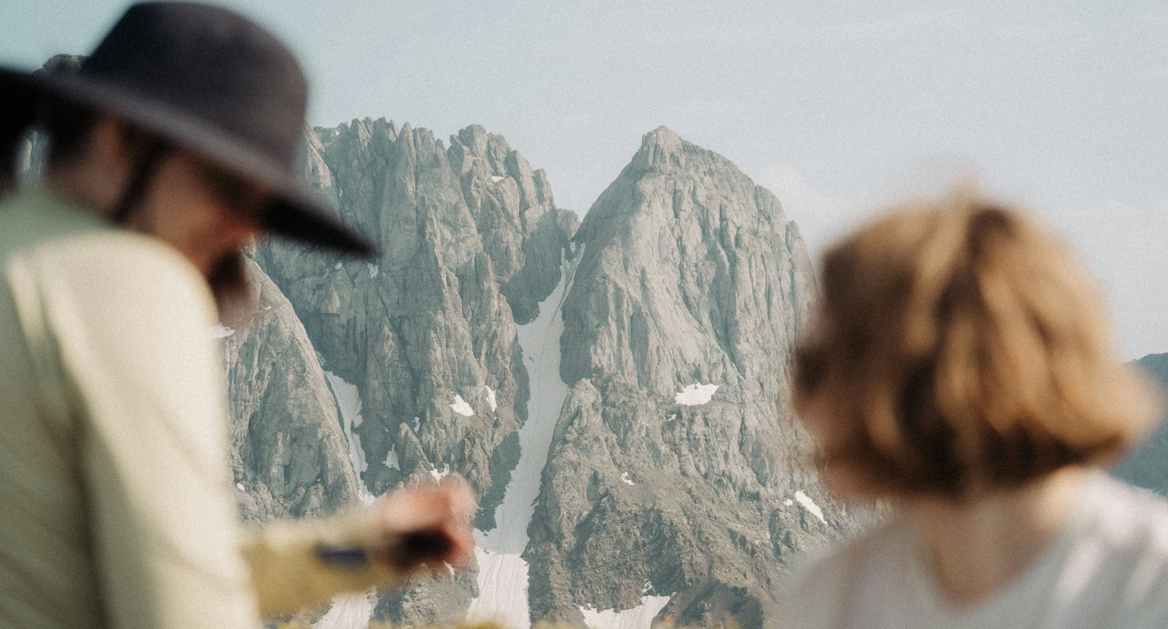 Couple en voyage face à la montagne