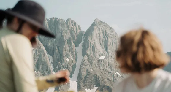 Couple en voyage face à la montagne