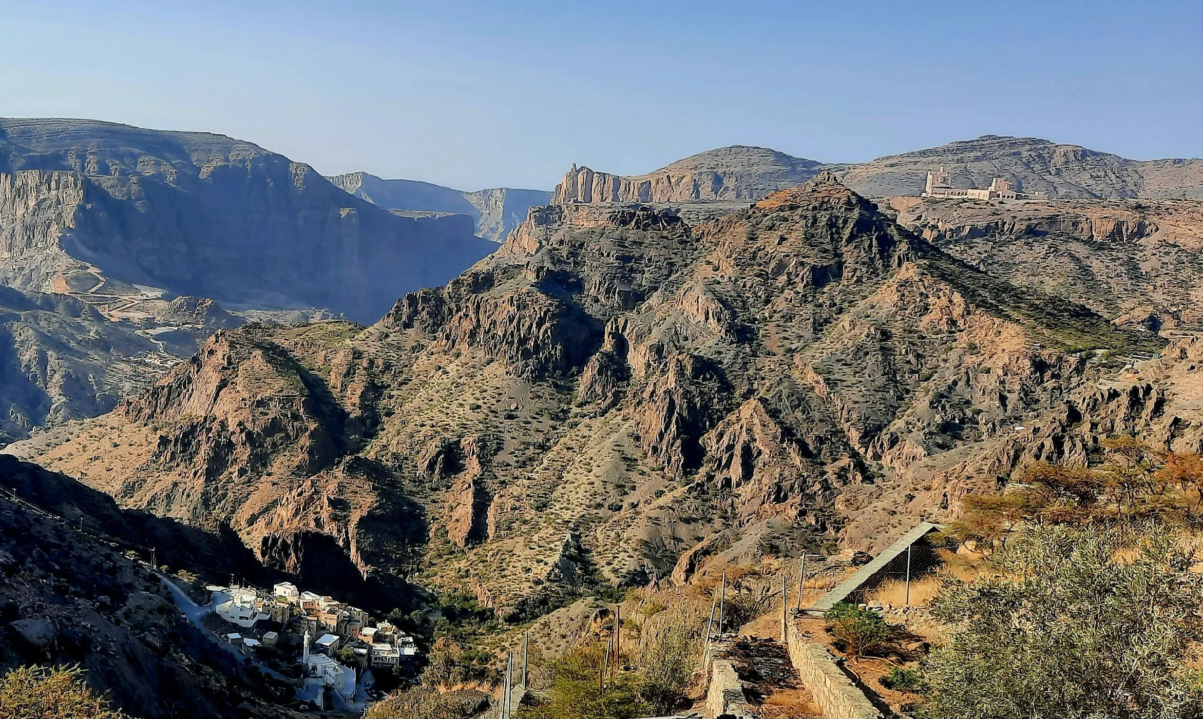 Vue sur les hautes montagnes en Oman au Moyen Orient