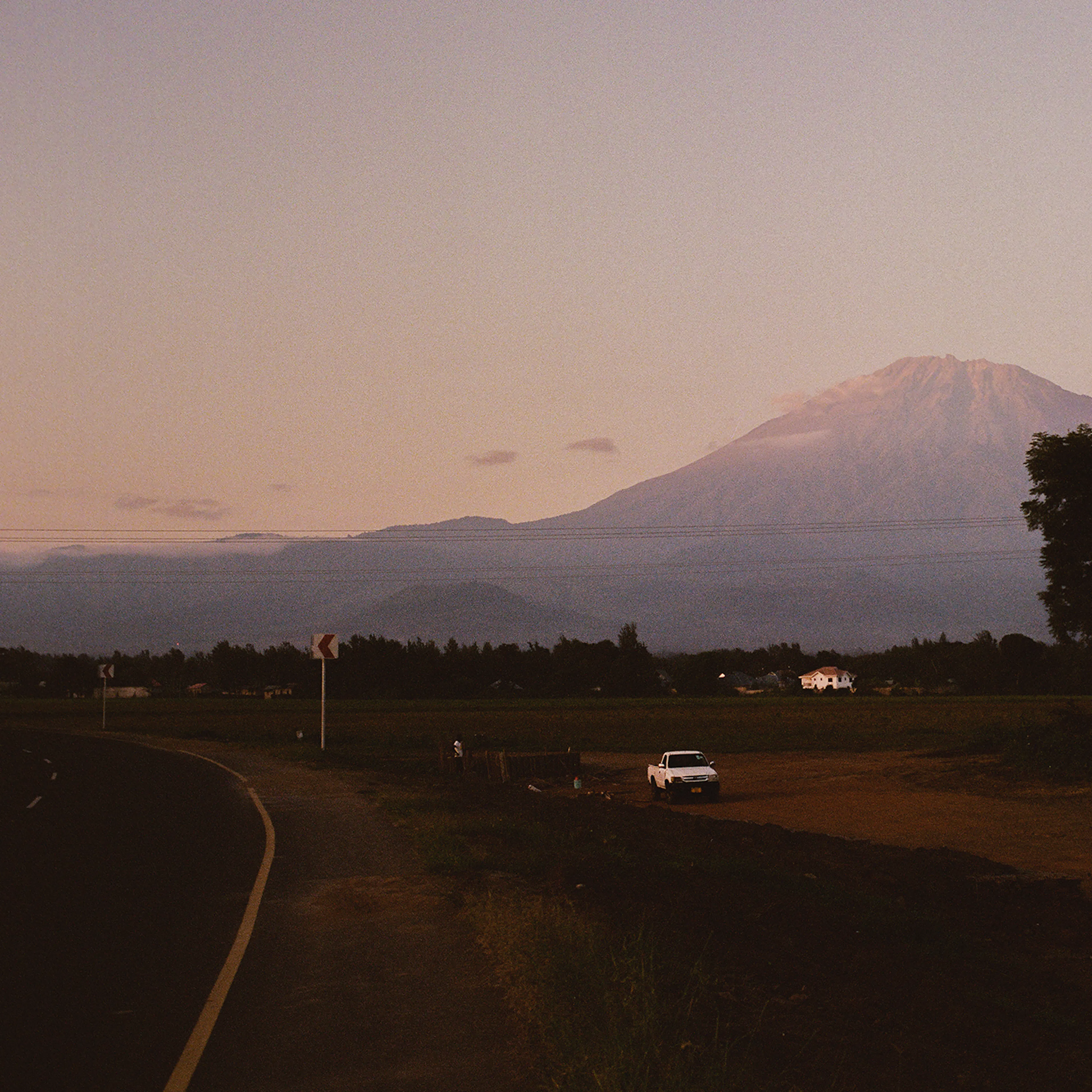 paysage inspirant de montagne au fond et route au premier plan