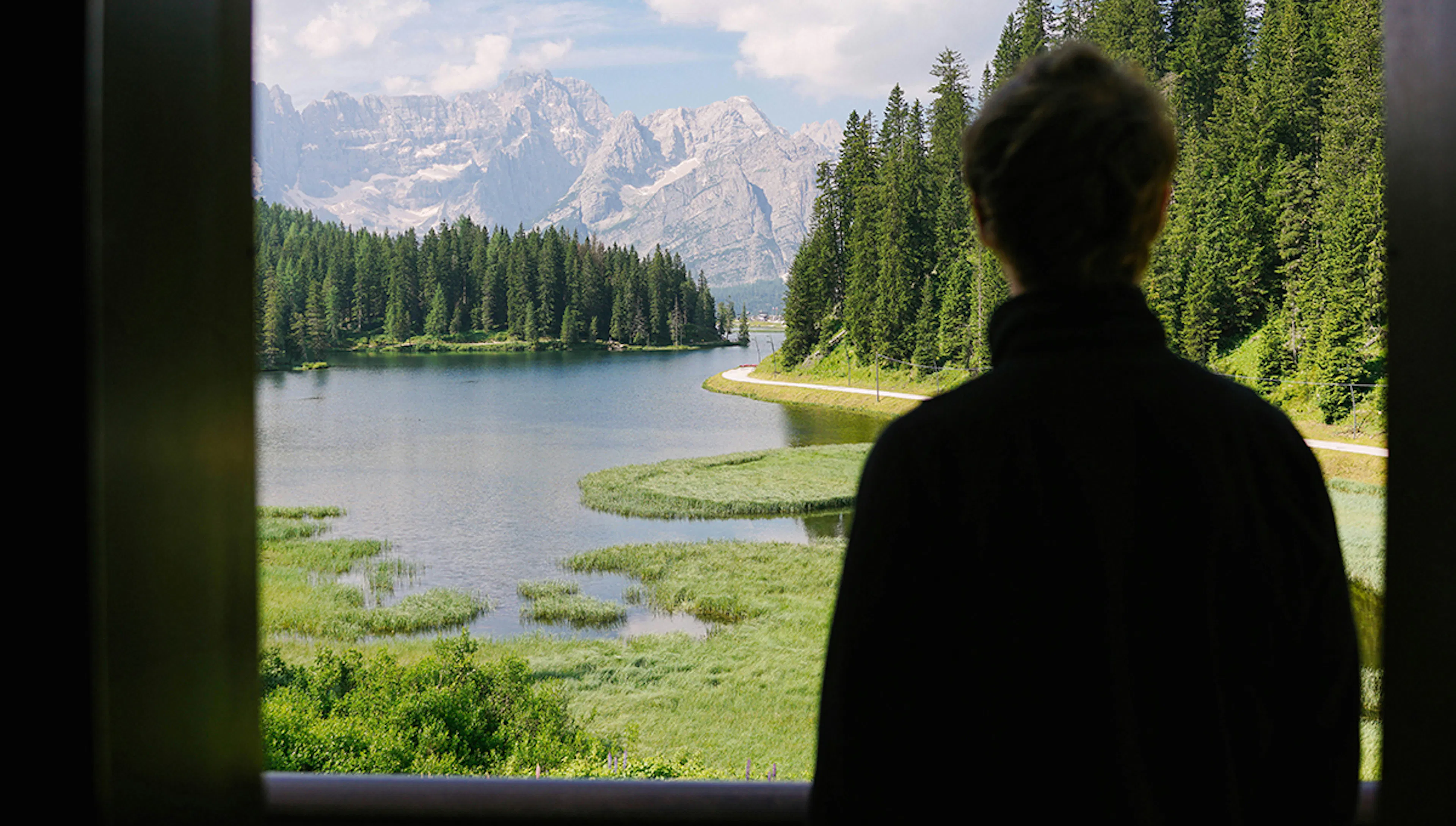 personne de dos devant un lac