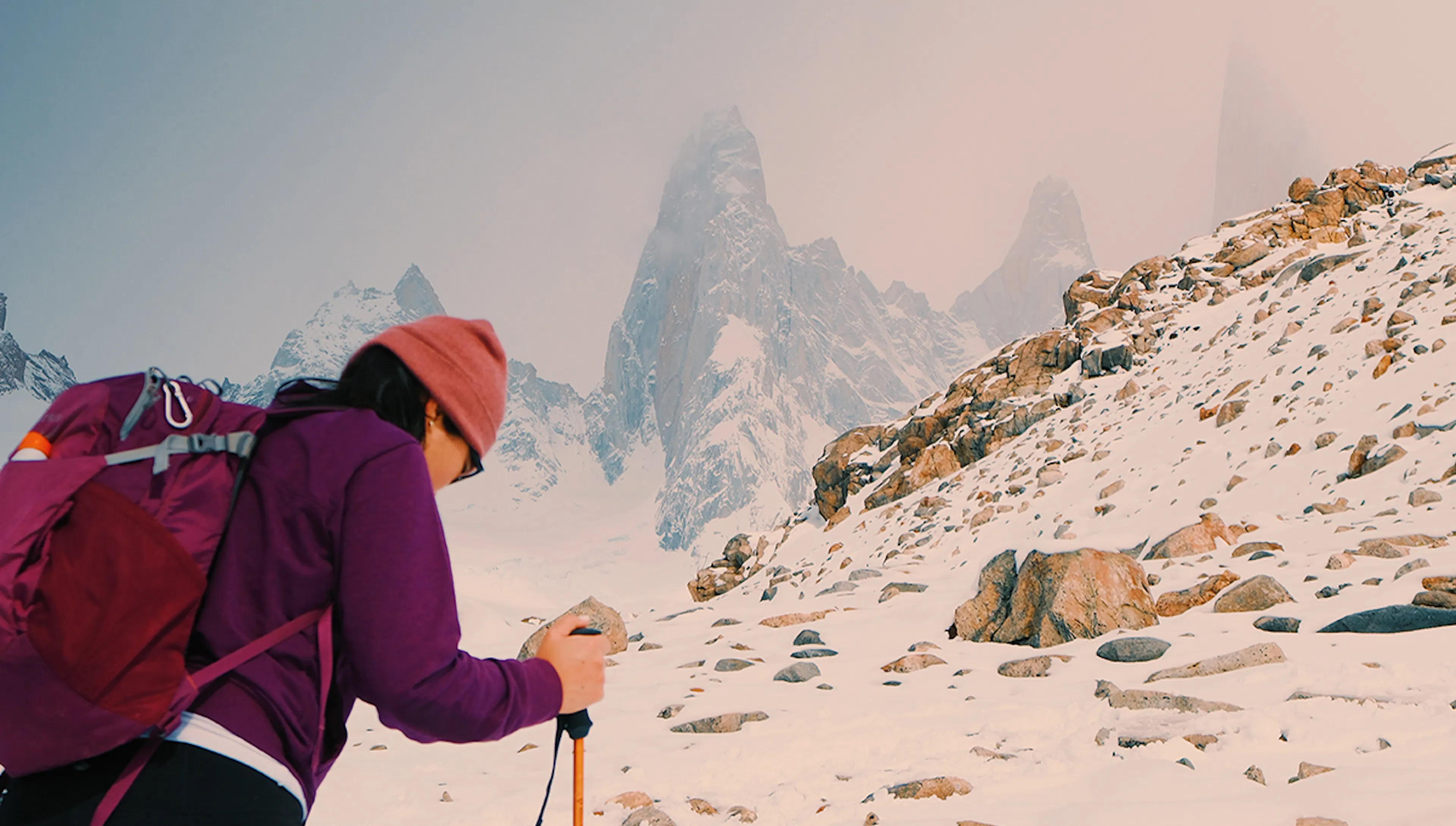 personne qui escalade une montagne