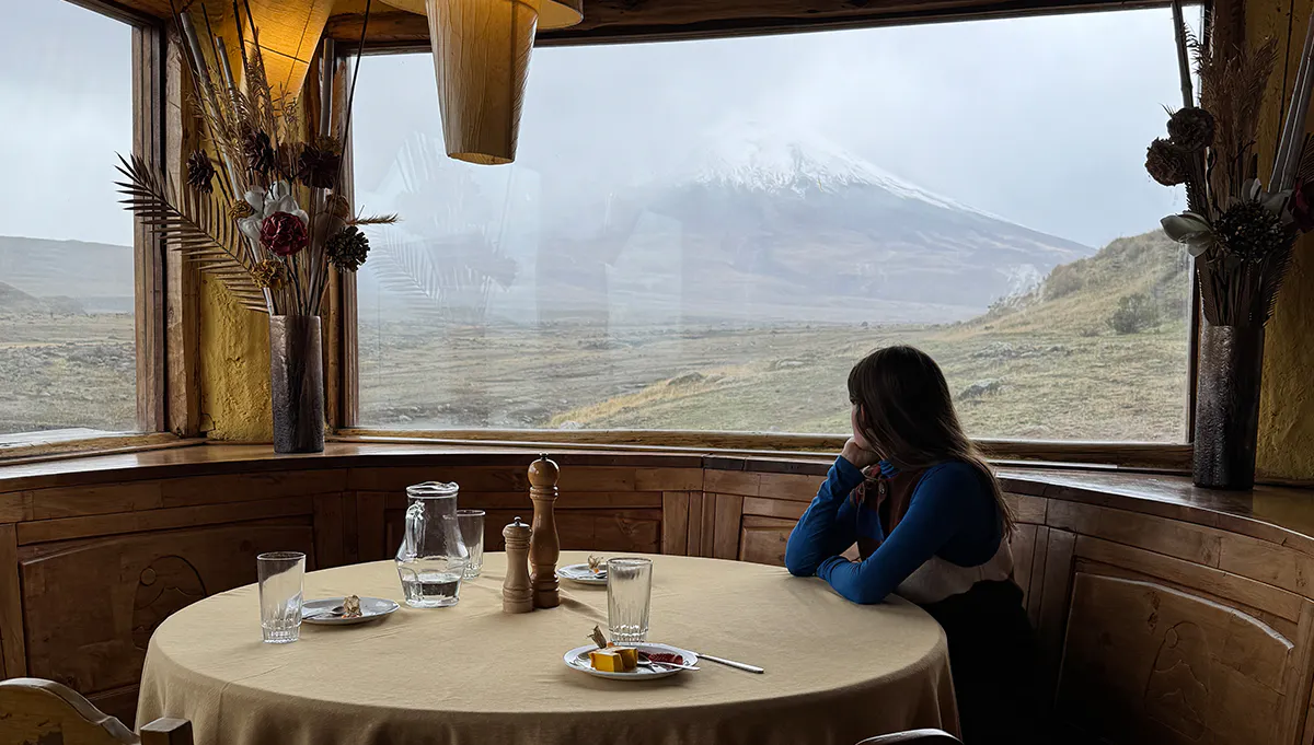 femme à une table
