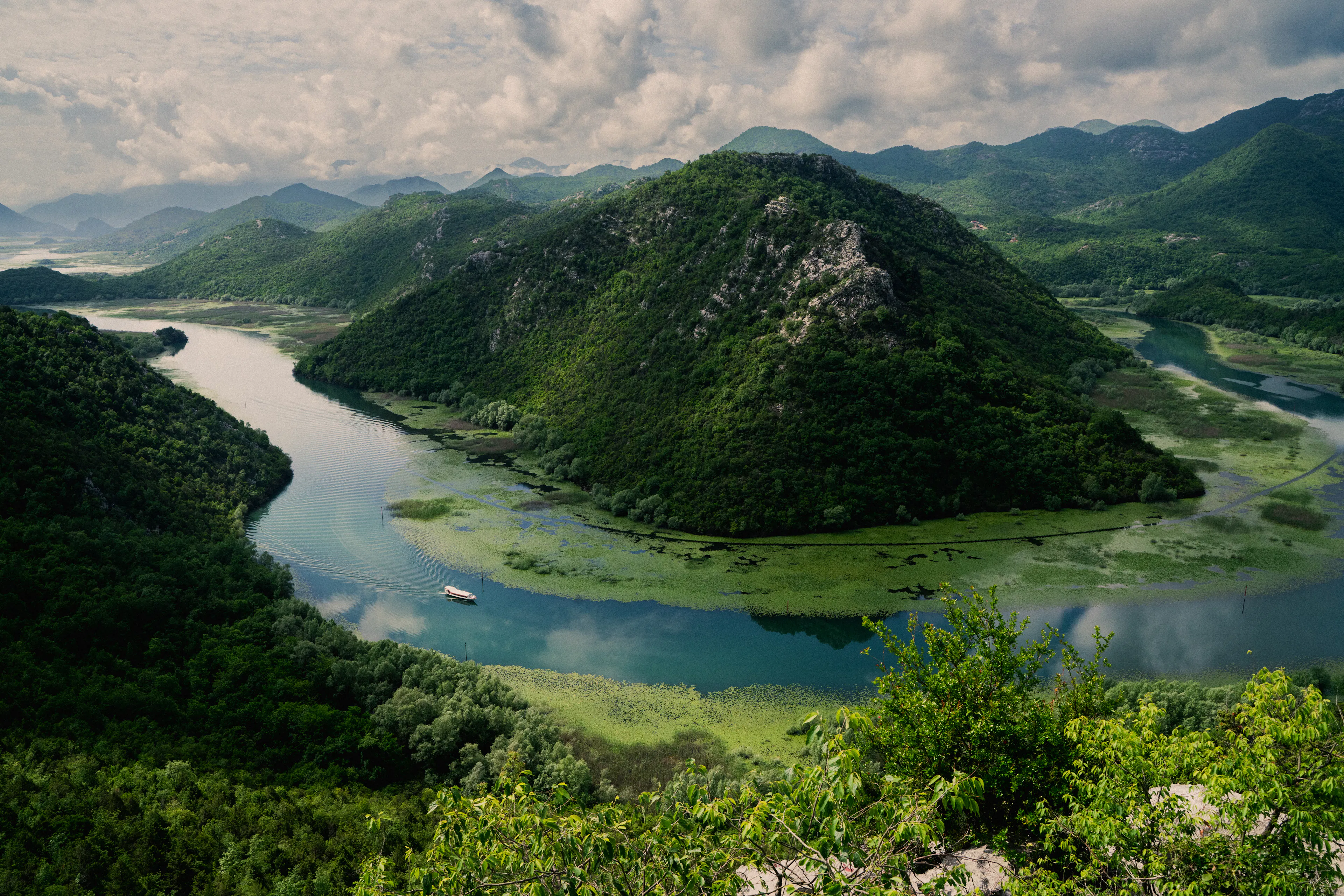 paysage de montagne avec fleuve