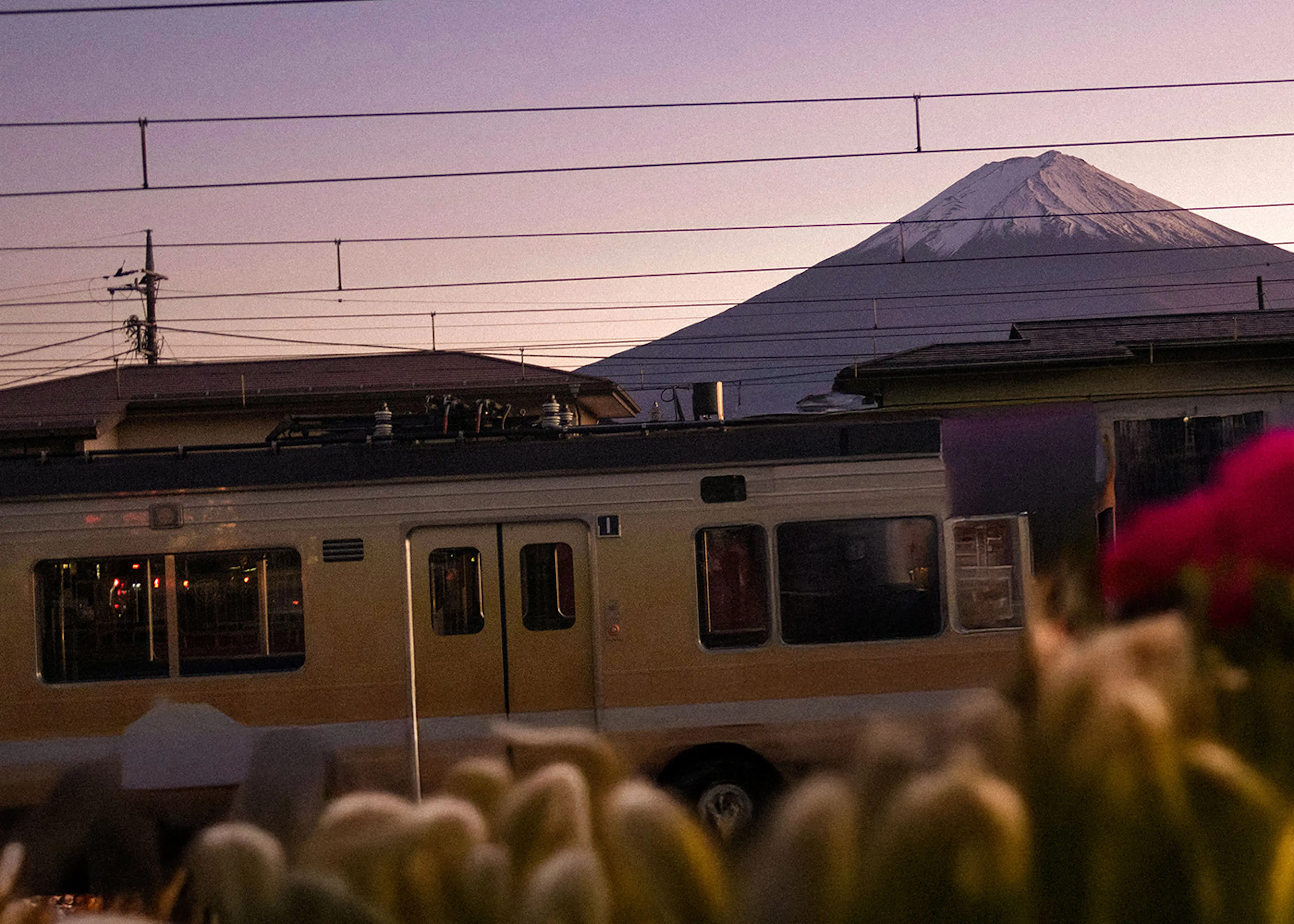 train avec montagne sur le fond