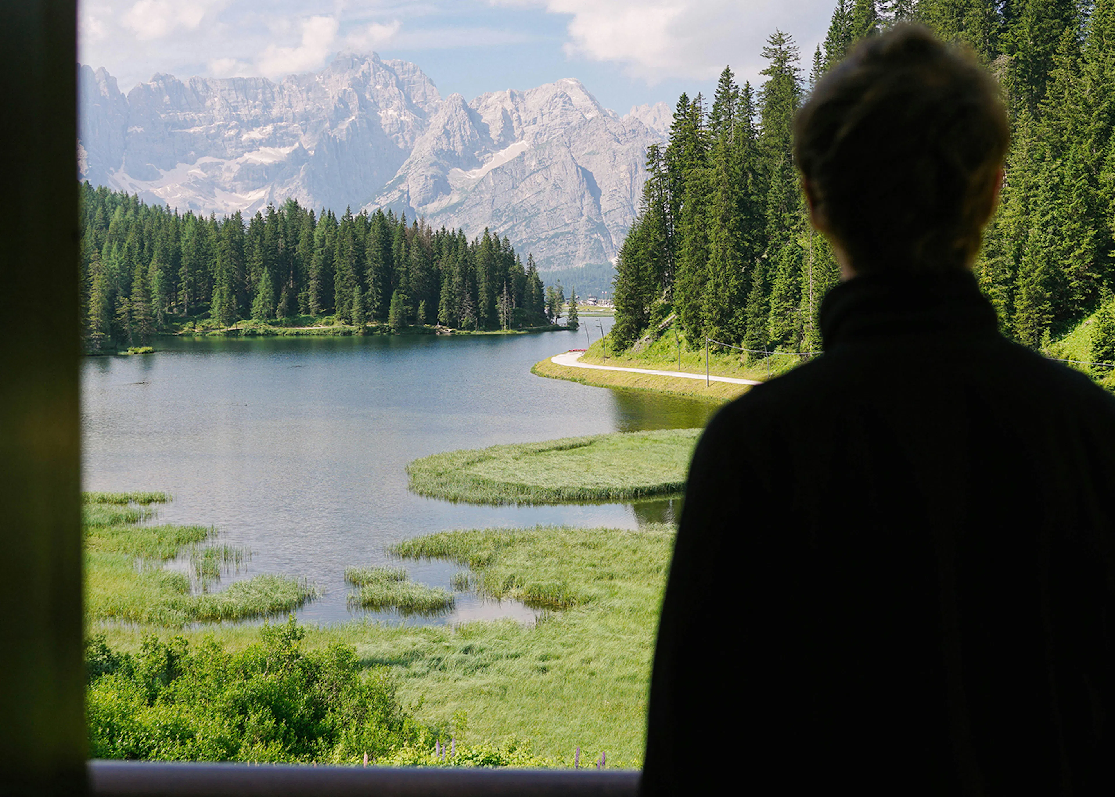 personne de dos, devant un lac