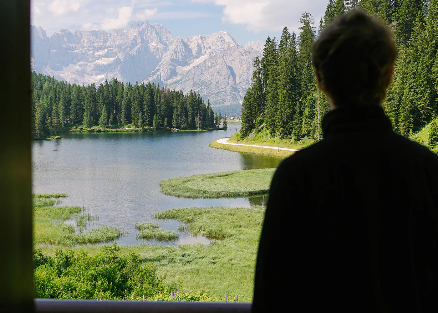 personne de dos, devant un lac